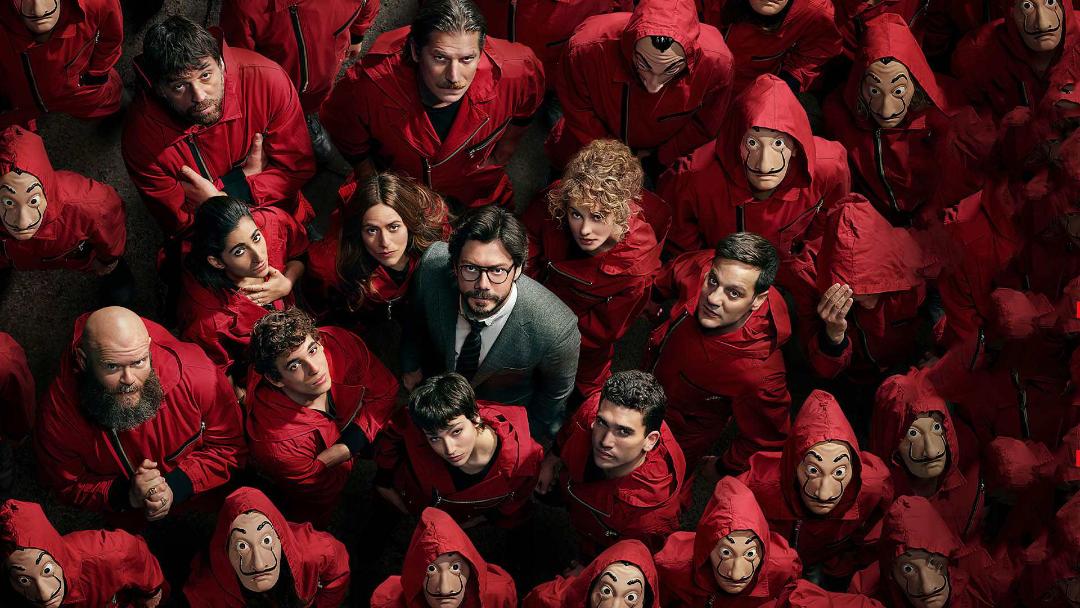 شخصیت پروفسور و سایر شخصیت‌های سریال money heist در حال نگاه کردن به بالا با لباس‌های شبیه به هم