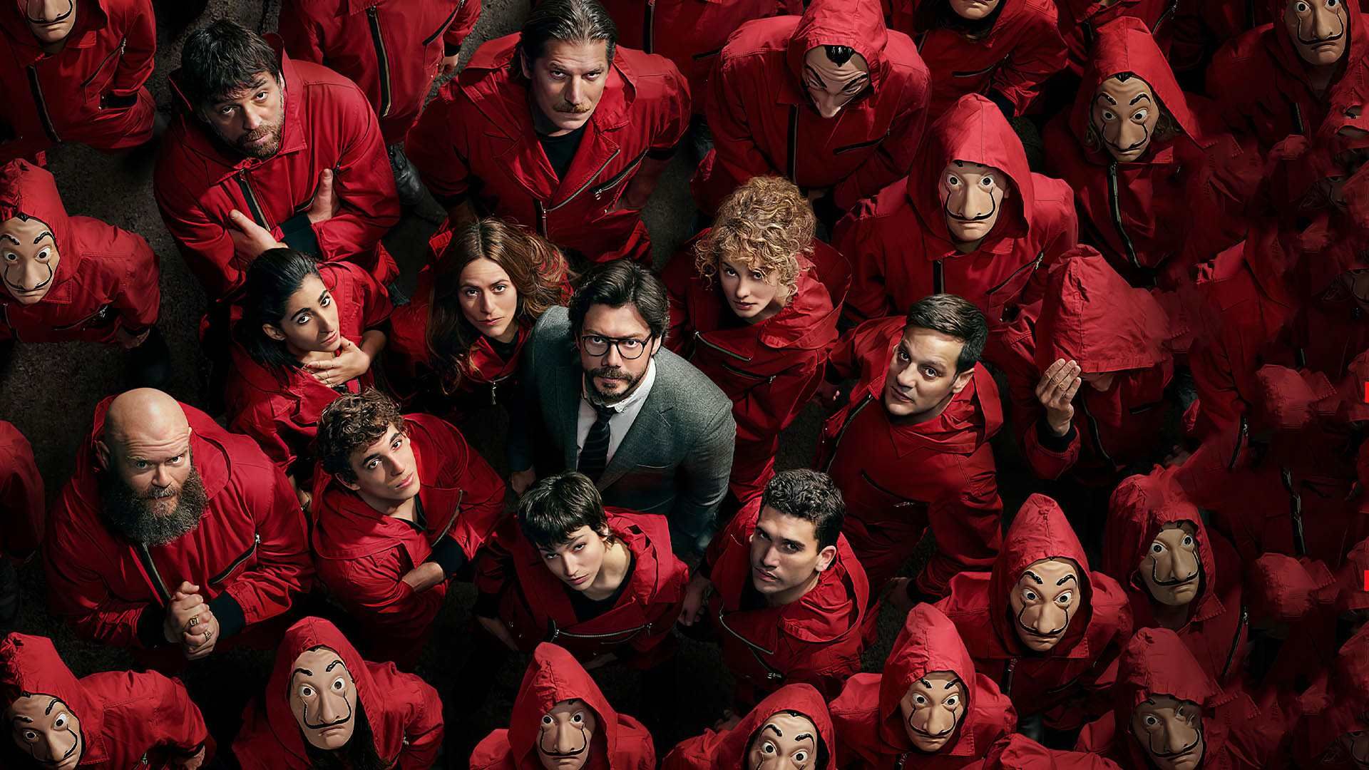 شخصیت پروفسور و سایر شخصیت‌های سریال money heist در حال نگاه کردن به بالا با لباس‌های شبیه به هم