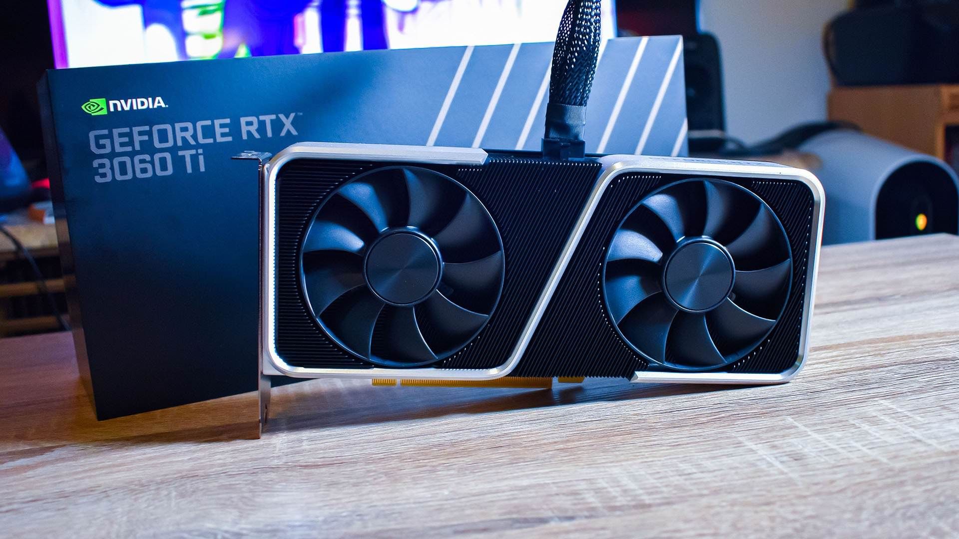 کارت گرافیک انویدیا RTX 3060 Ti در کنار جعبه