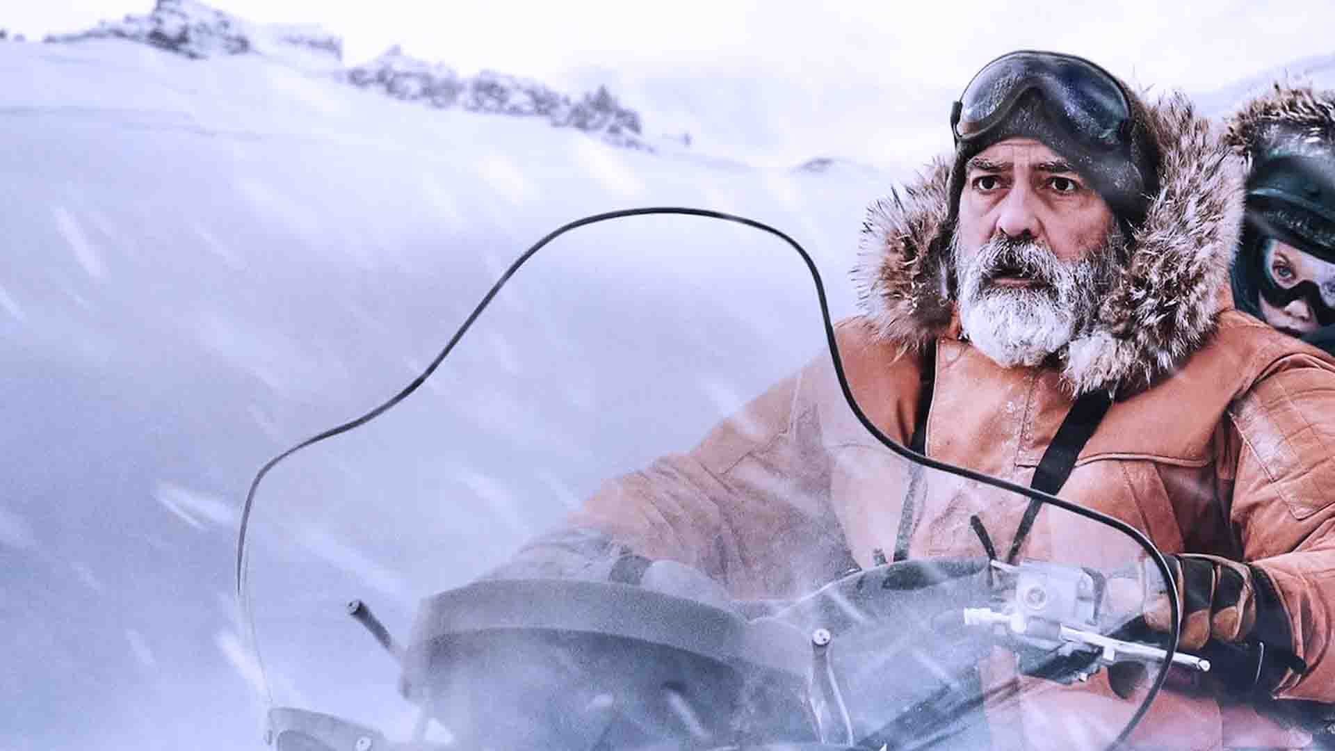 آگوستین (جورج کلونی) و آیریس در حال راندن در برف در نمای از فیلم آسمان نیمه شب