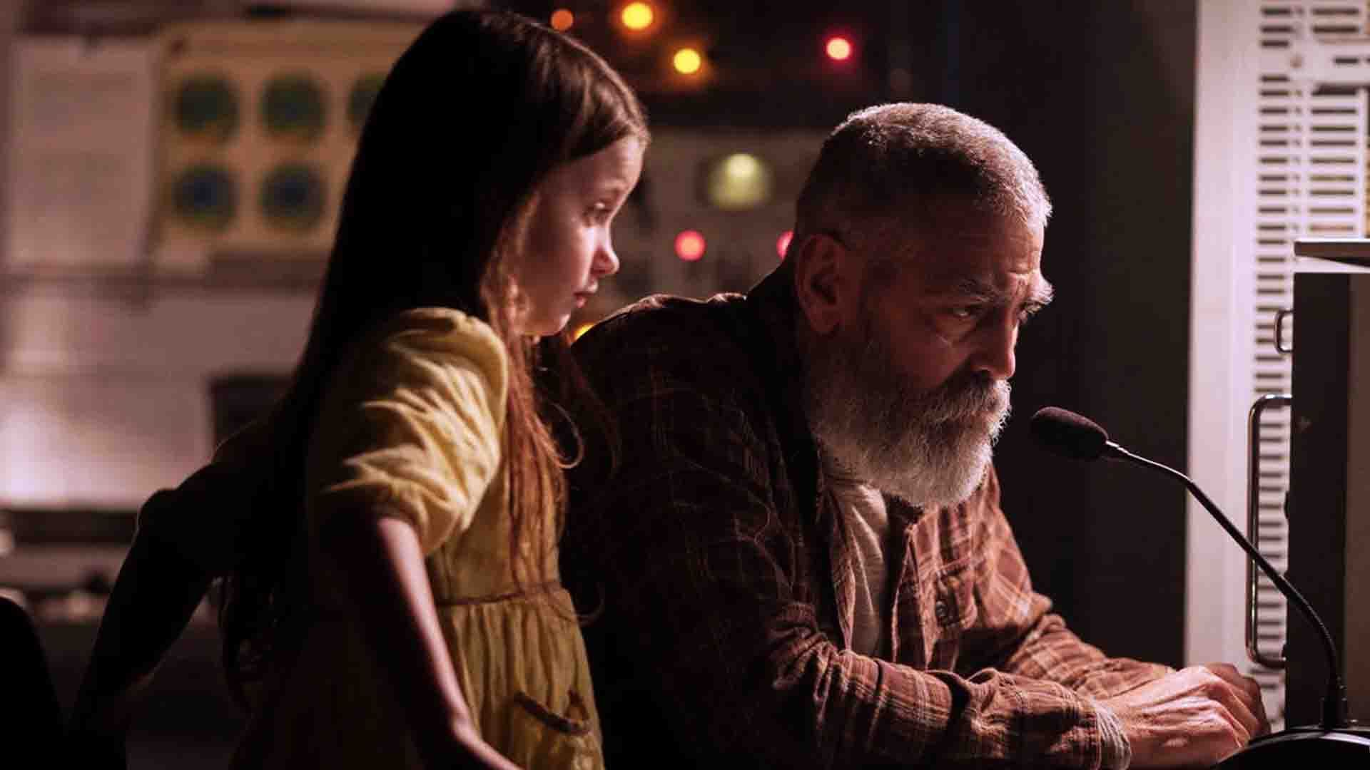 2020-12-the-midnight-sky-george-clooney-trying-to-make-contact