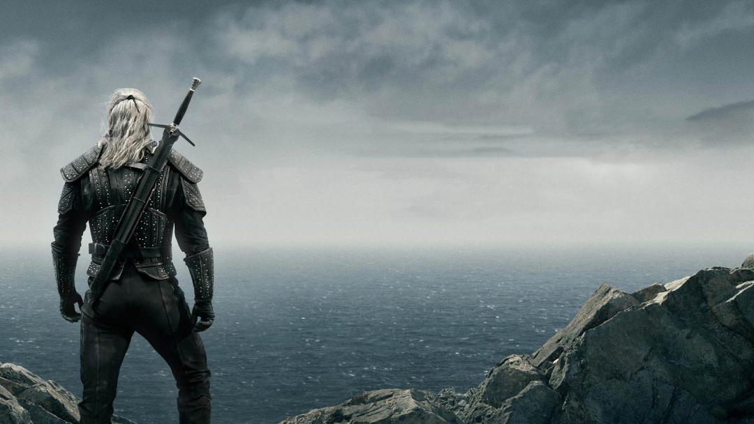 تصویری از پشت سر شخصیت گرالت با بازی هنری کویل در سریال the witcher در مقابل دریا 