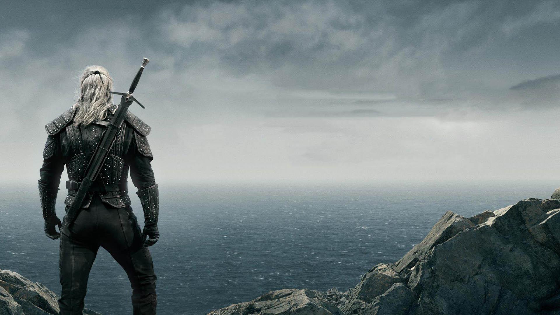 تصویری از پشت سر شخصیت گرالت با بازی هنری کویل در سریال the witcher در مقابل دریا 
