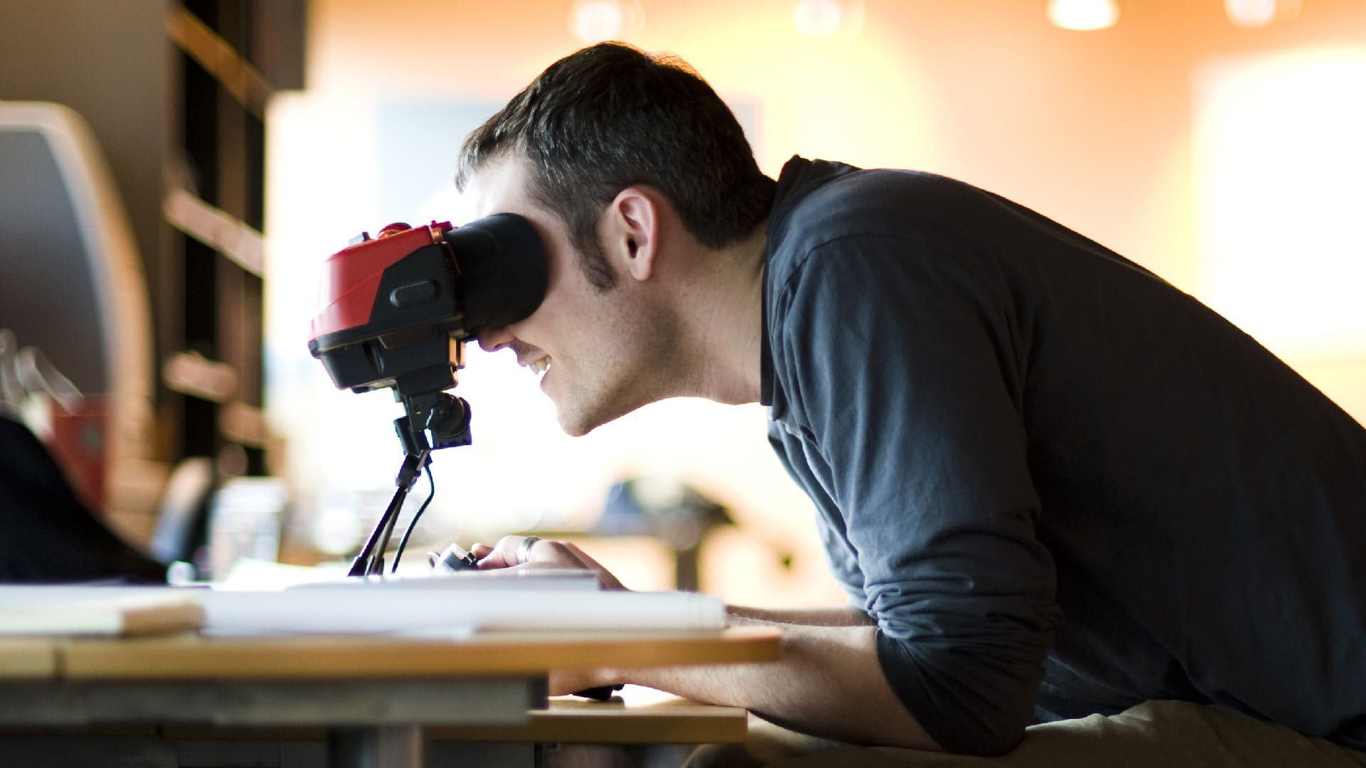 فردی در حال بازی با Virtual Boy روی میز