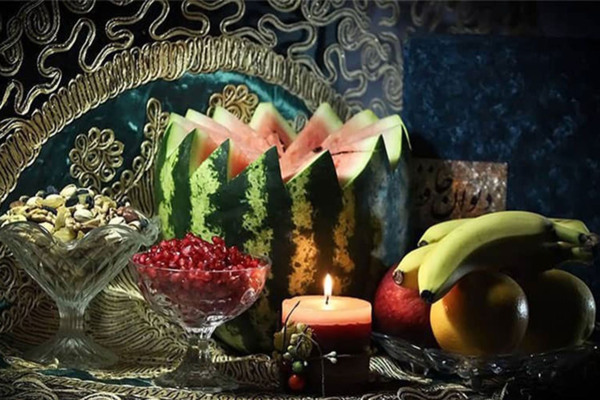 انار، آجیل، هندوانه و میوه از خوردنی های شب یلدا