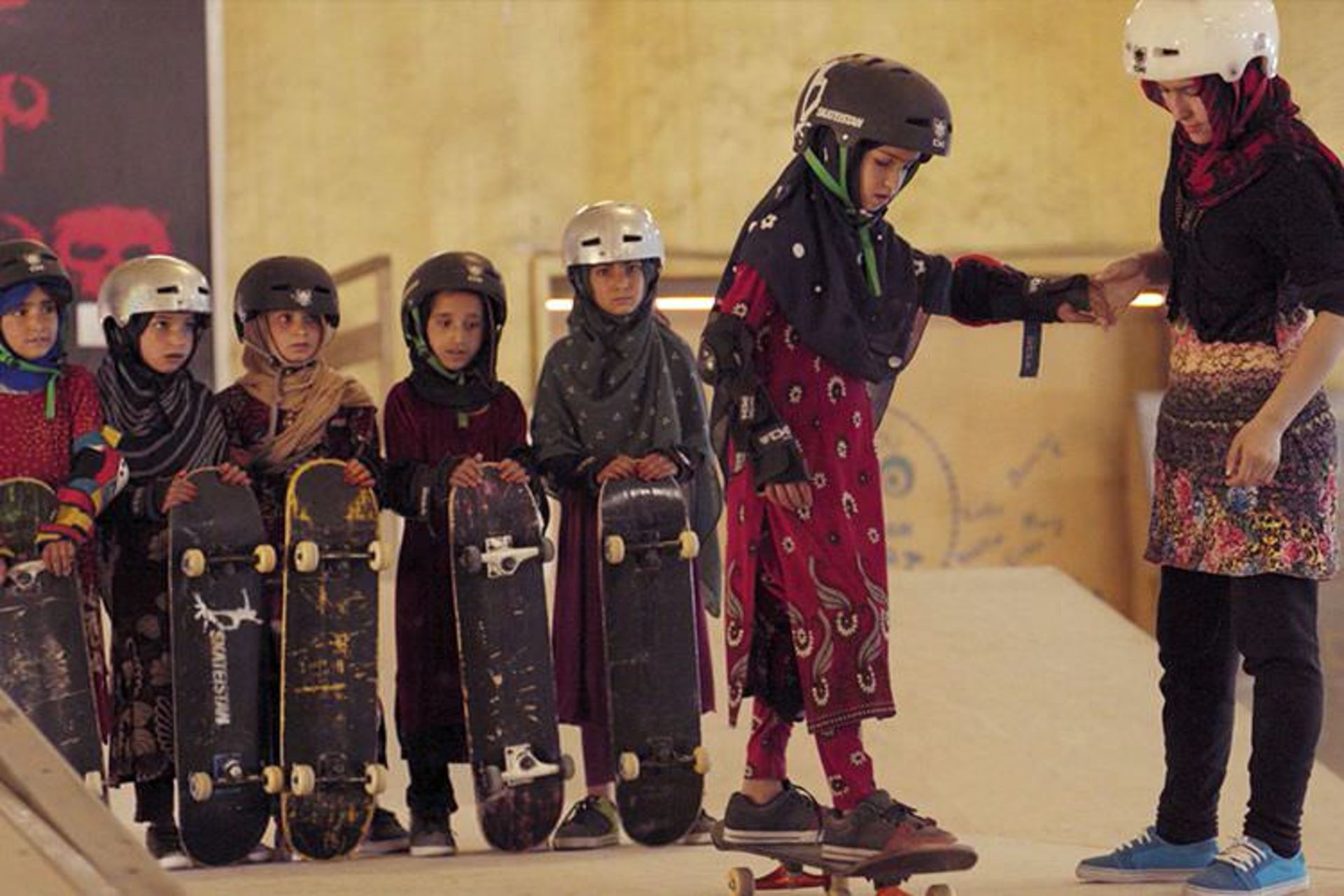 مستند کوتاه (Learning to Skateboard in a Warzone (If You’re a Girl