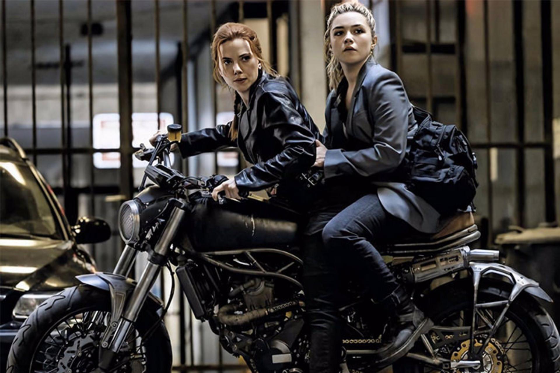 اسکارلت جوهانسون و فلورنس پیو روی موتور در فیلم Black Widow / بلک ویدو