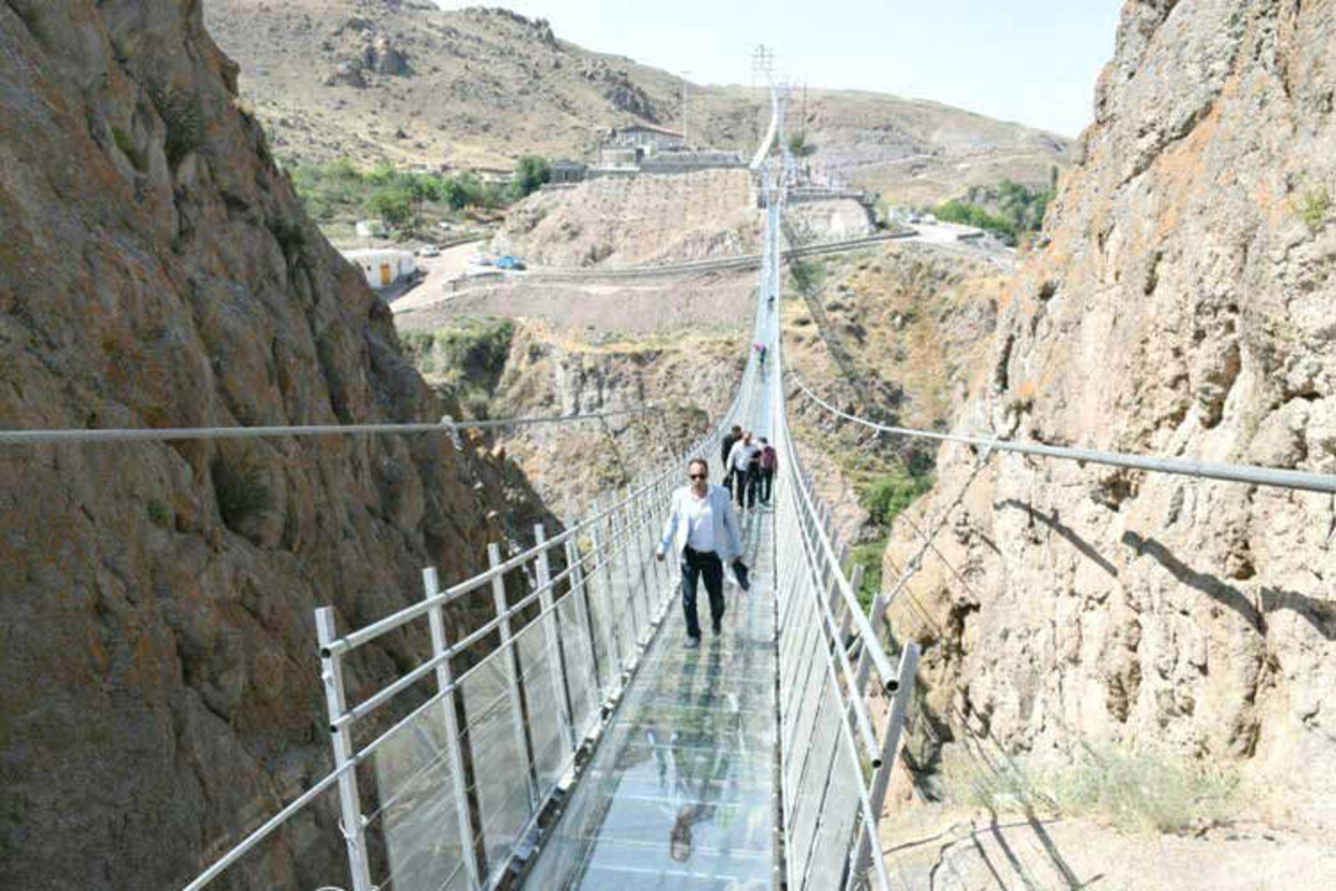 پل معلق شیشه ای هیر