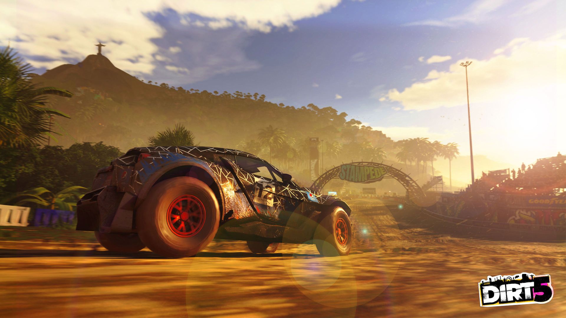 نمای کنار ماشین در پیست آفتابی بازی Dirt 5