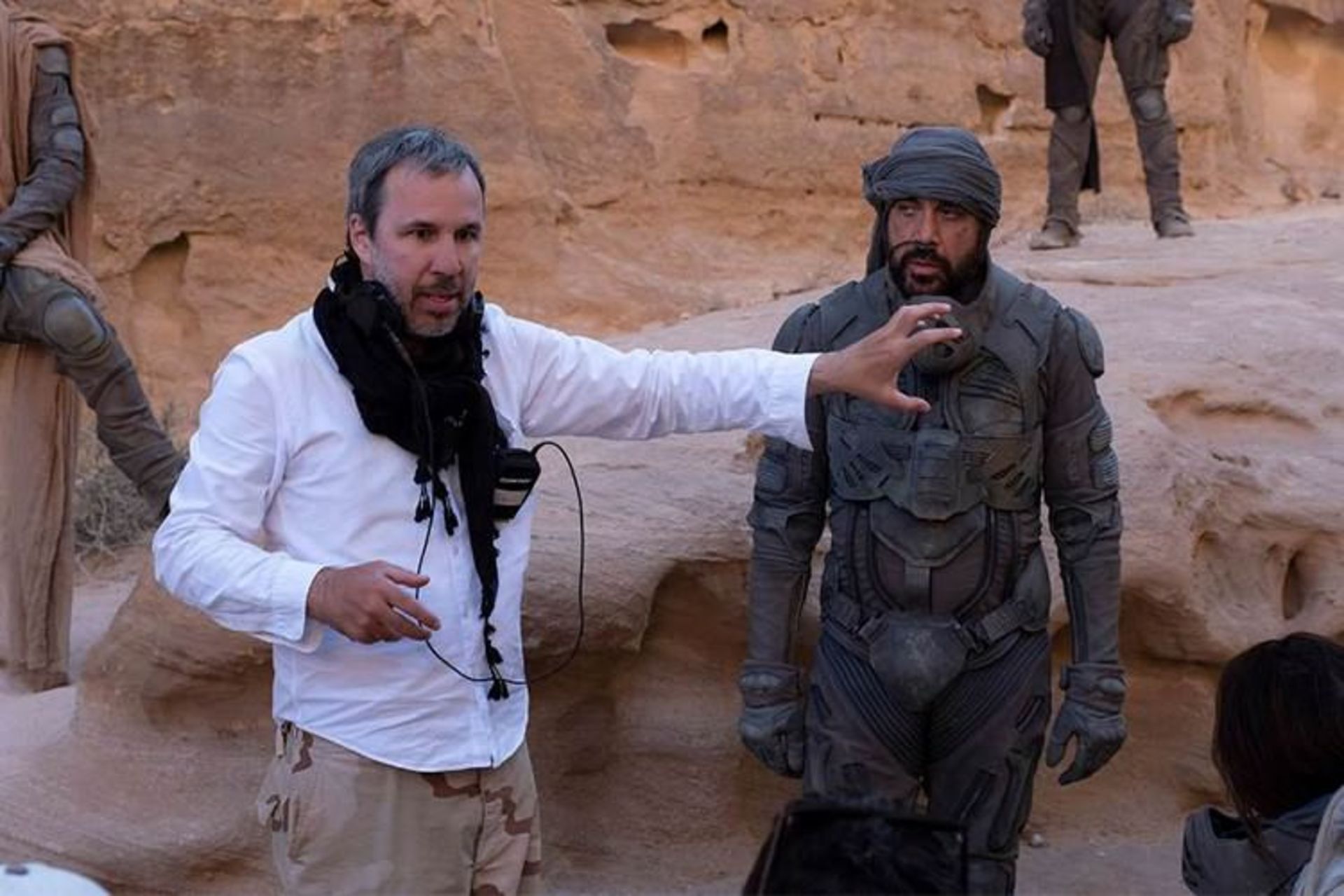 دنی ویلنوو و خاویر باردم با عمامه در پشت صحنه فیلم Dune