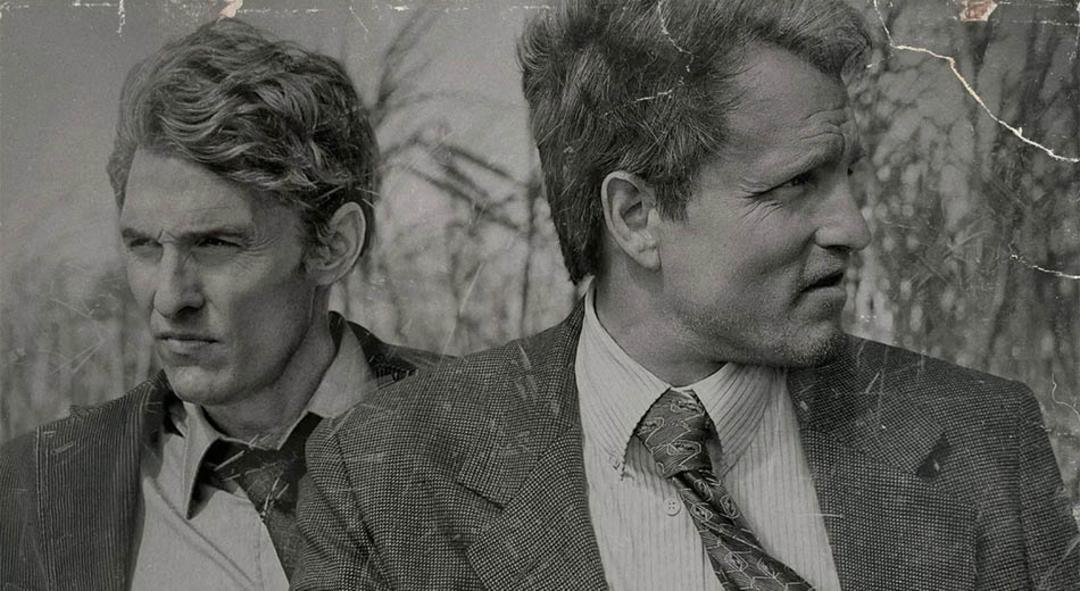 عکس سیاه و سفید متیو مک‌کانهی و کالین فرل در سریال true Detective