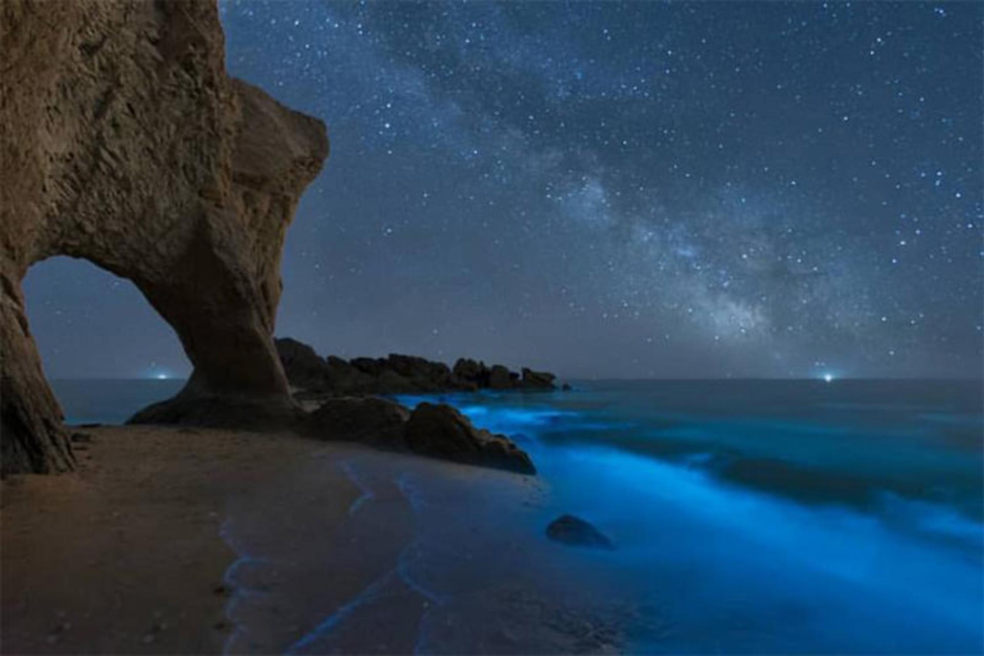 ساحل پلاکتونی جزیره هرمز در شب