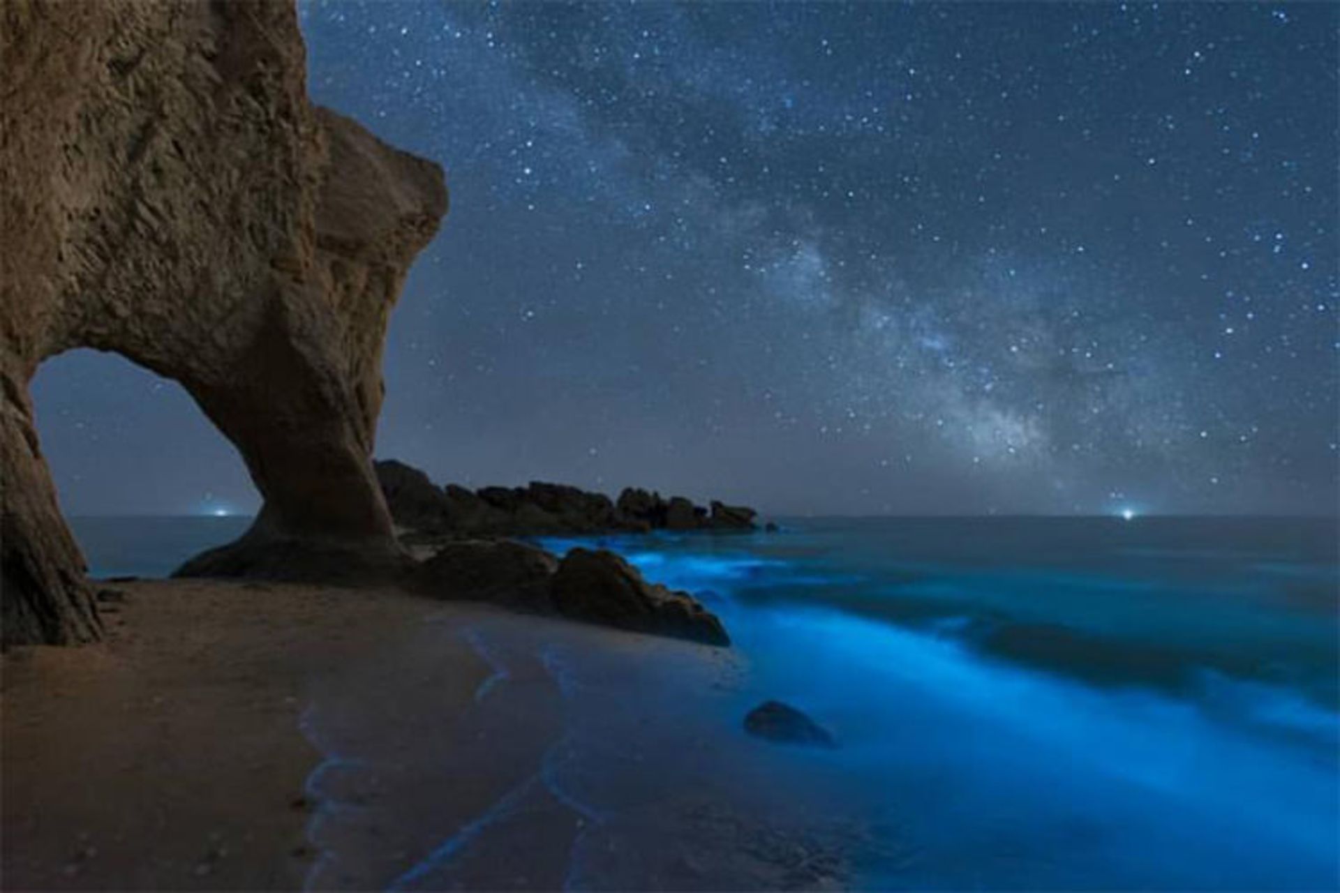 ساحل پلاکتونی جزیره هرمز در شب