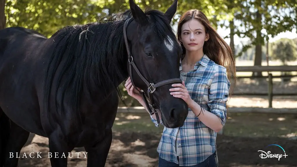 مک کنزی فوی و اسب زیبای سیاه در فیلم Black Beauty