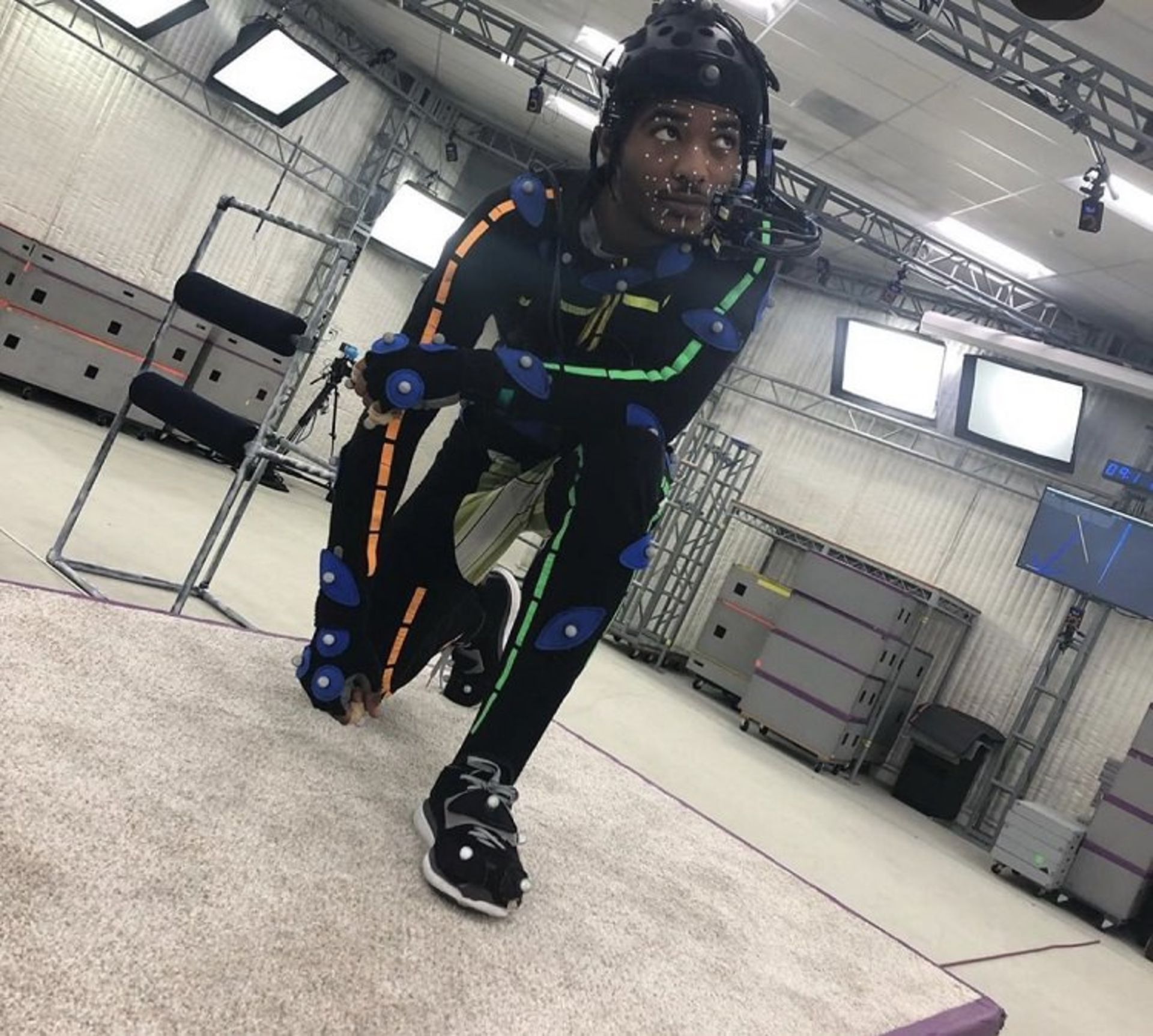 Nadji Jeter در حال ضبط حرکات شخصیت مایلز مورالز در بازی Marvel’s Spider-Man: Miles Morales 