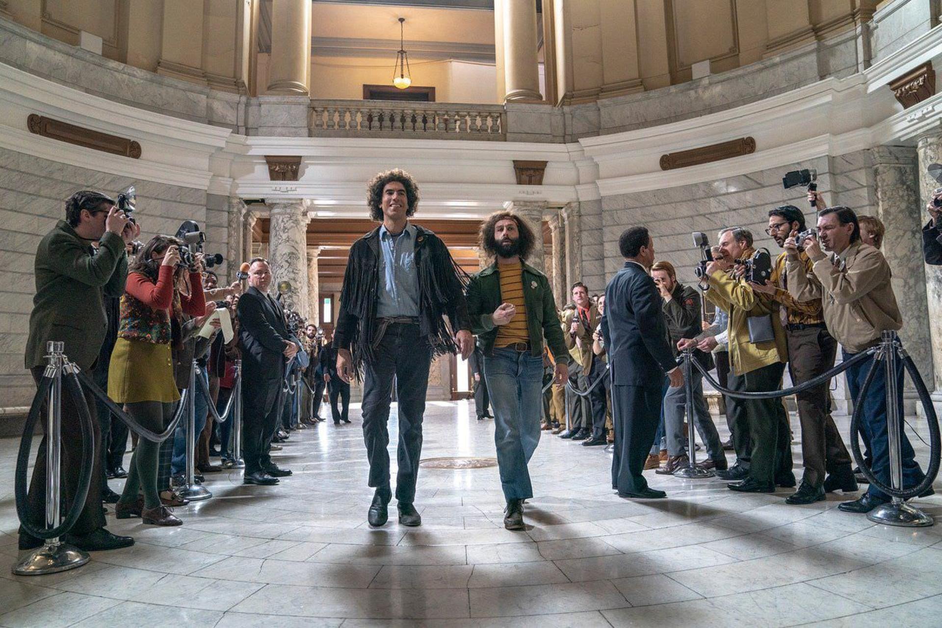 جرمی استرانگ و ساشا بارون کوهن در فیلم The Trial of the Chicago 7
