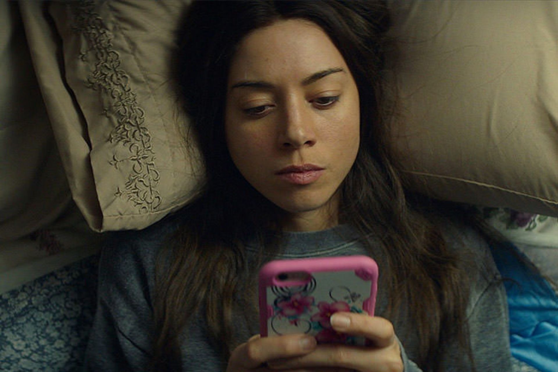 دختر خارجی با آیفون اپل با قاب صورتی در فیلم Ingrid Goes West