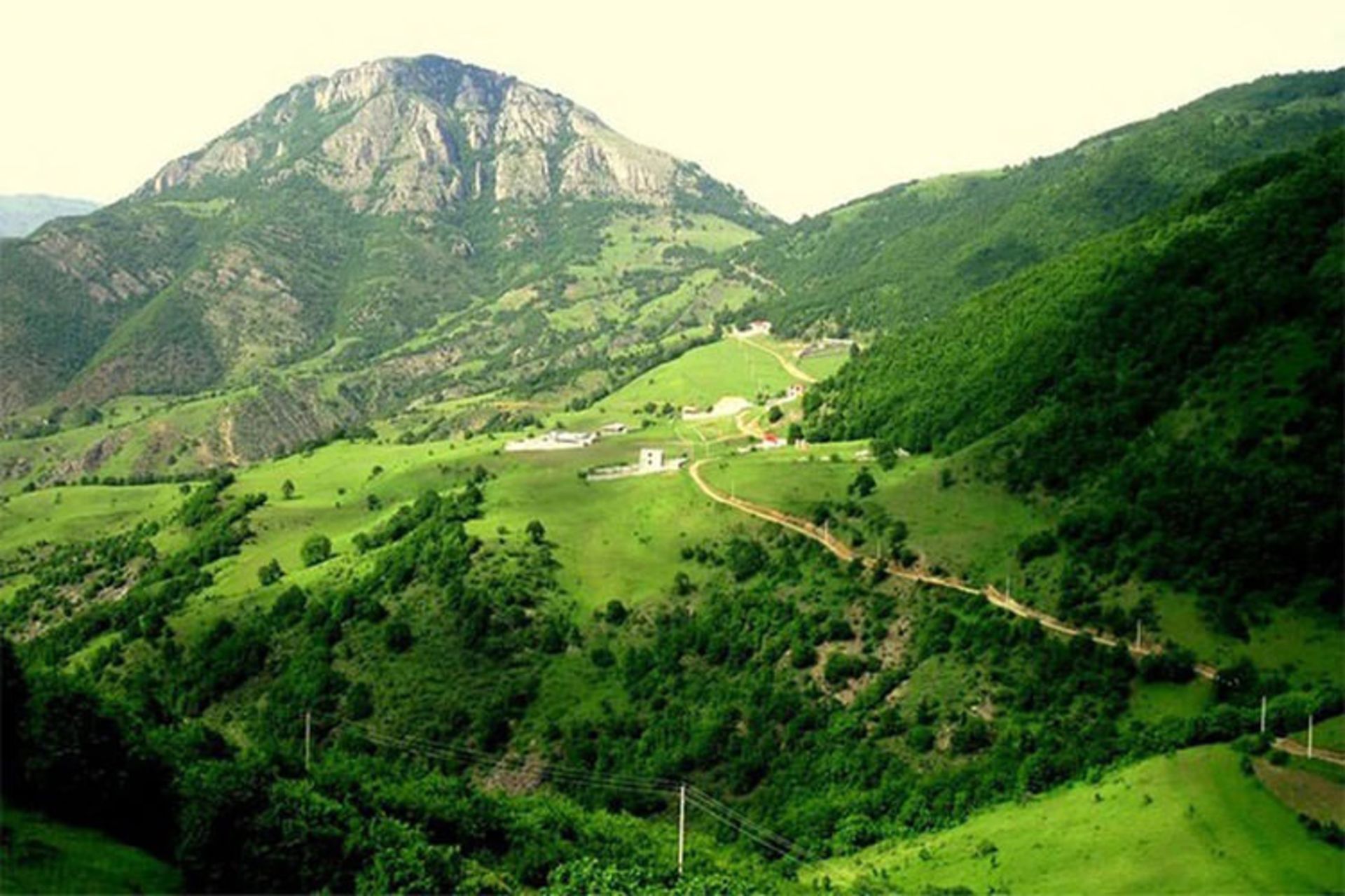 جاده میان جنگل ارسباران در مقابل کوه