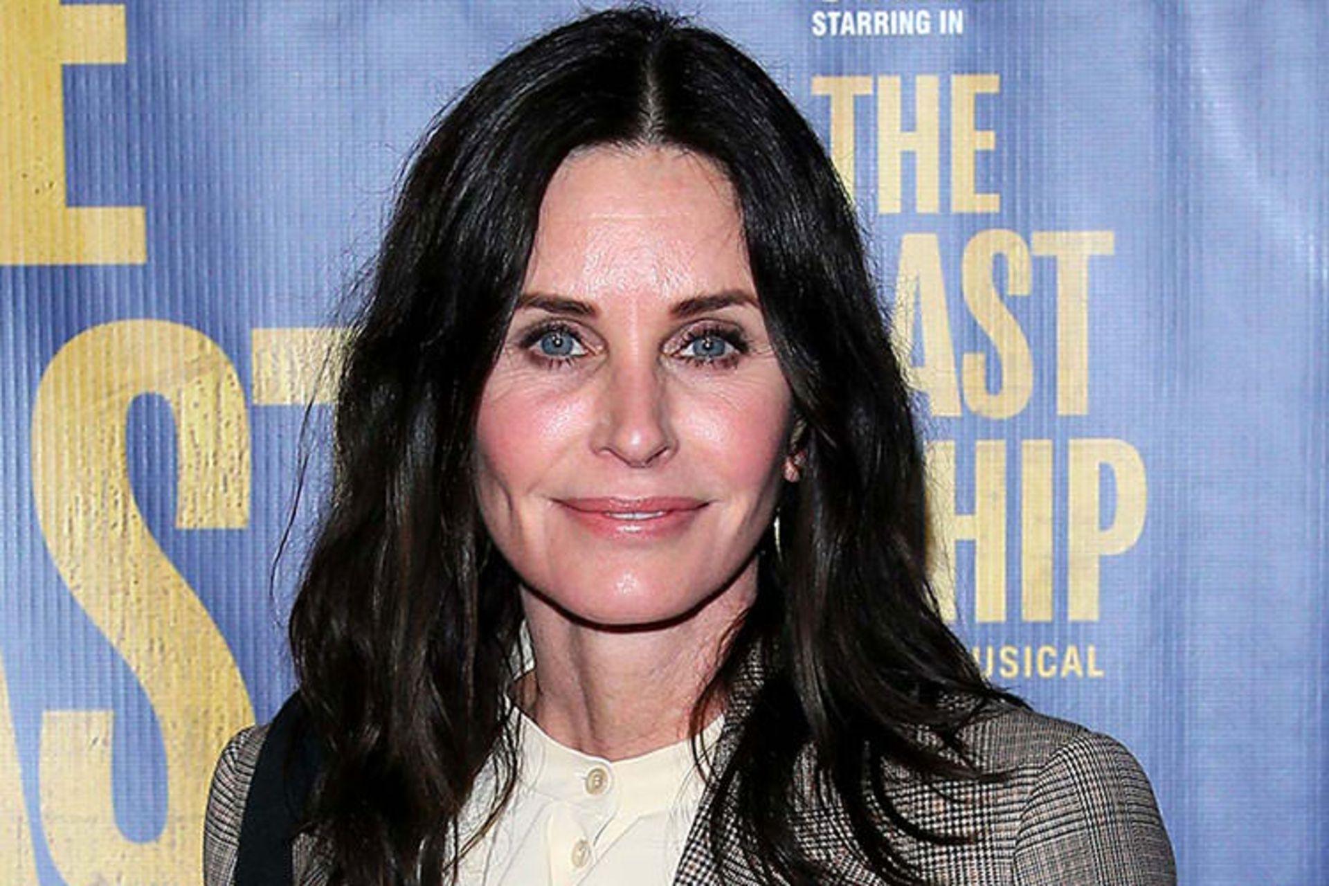courteney Cox با پس زمینه The Last Ship