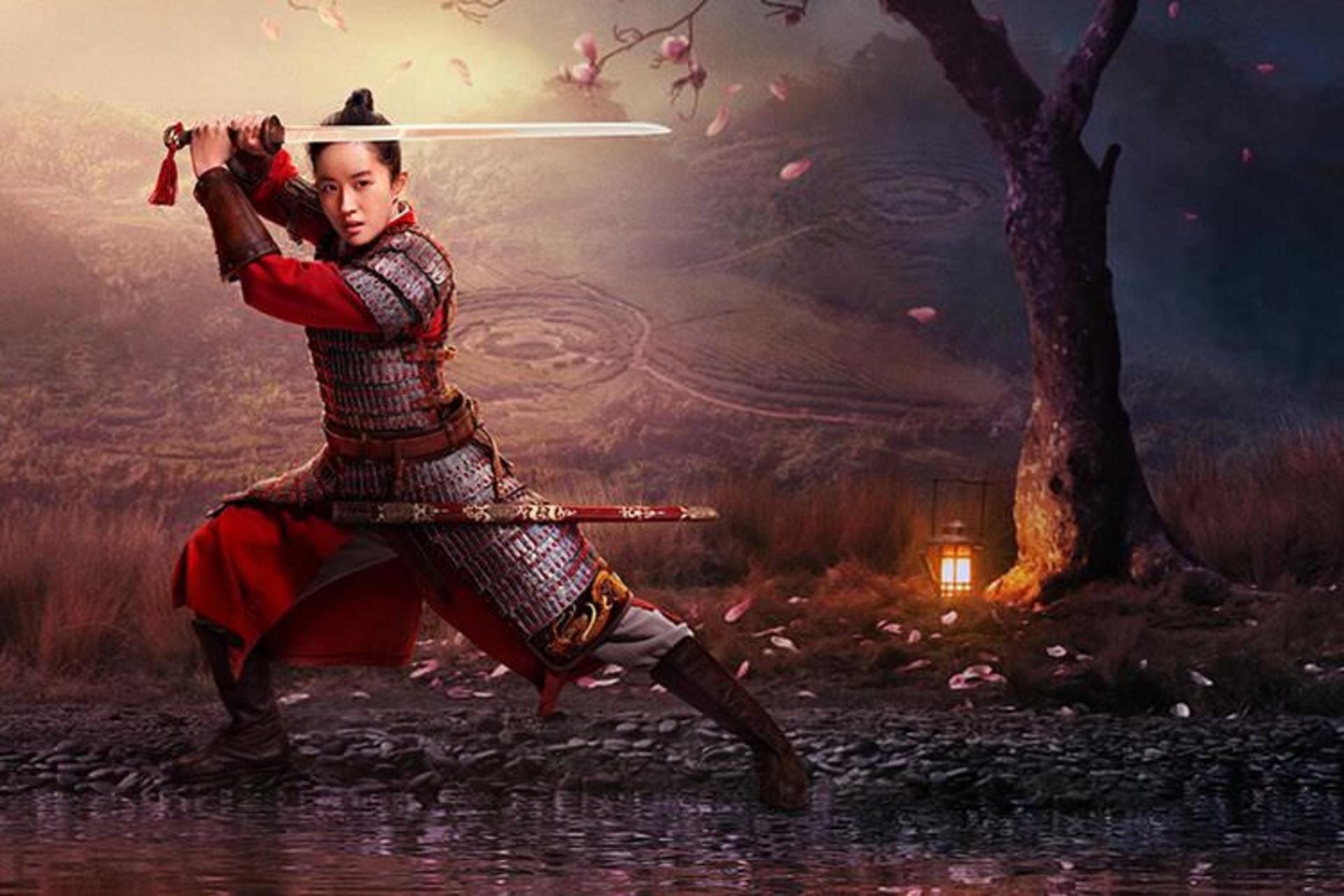 مولان در لباس ارتش چین در حال انجام هنرهای رزمی در فیلم Mulan