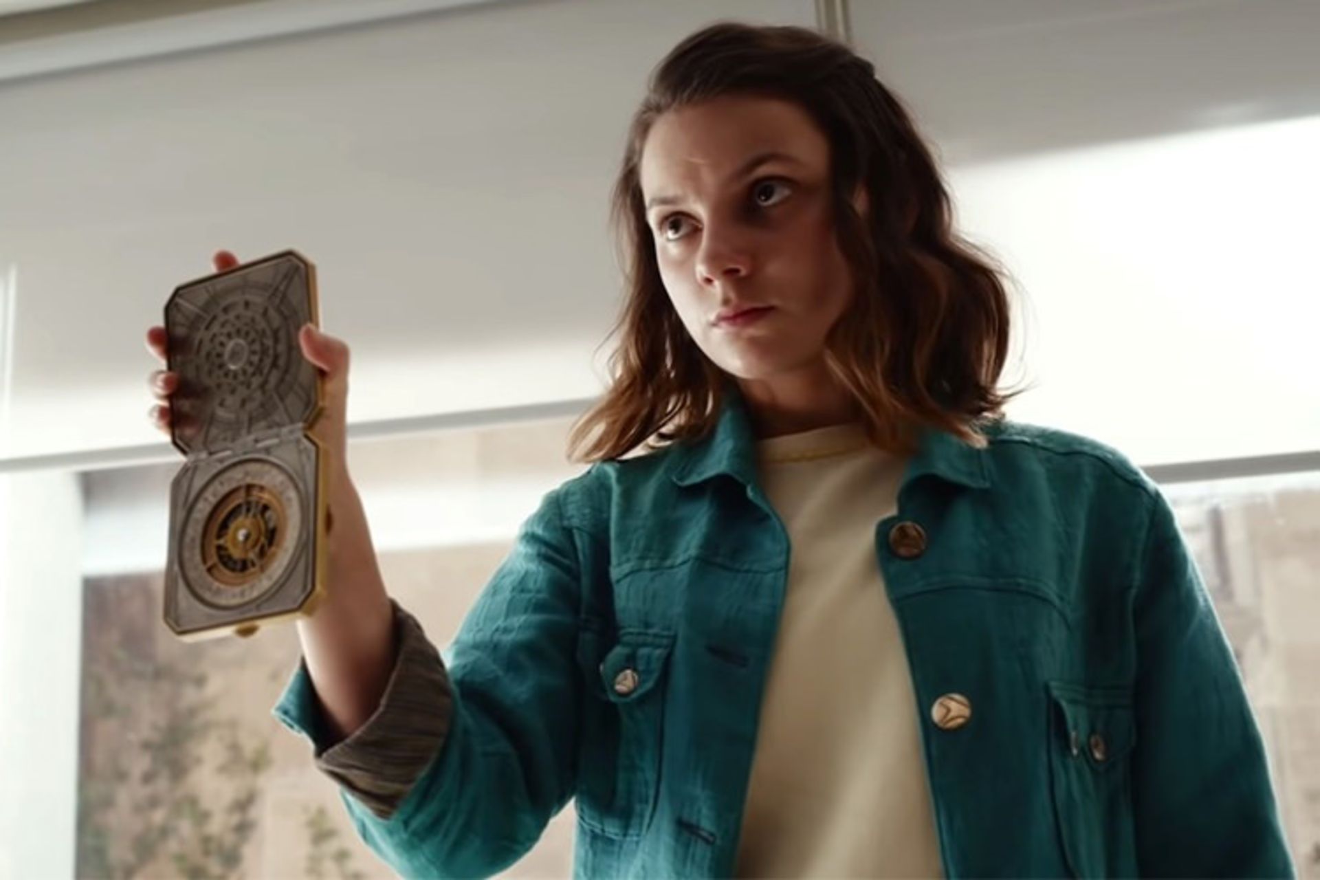 دافنه کین با قطب نمای طلایی در فصل دوم سریال His Dark Materials