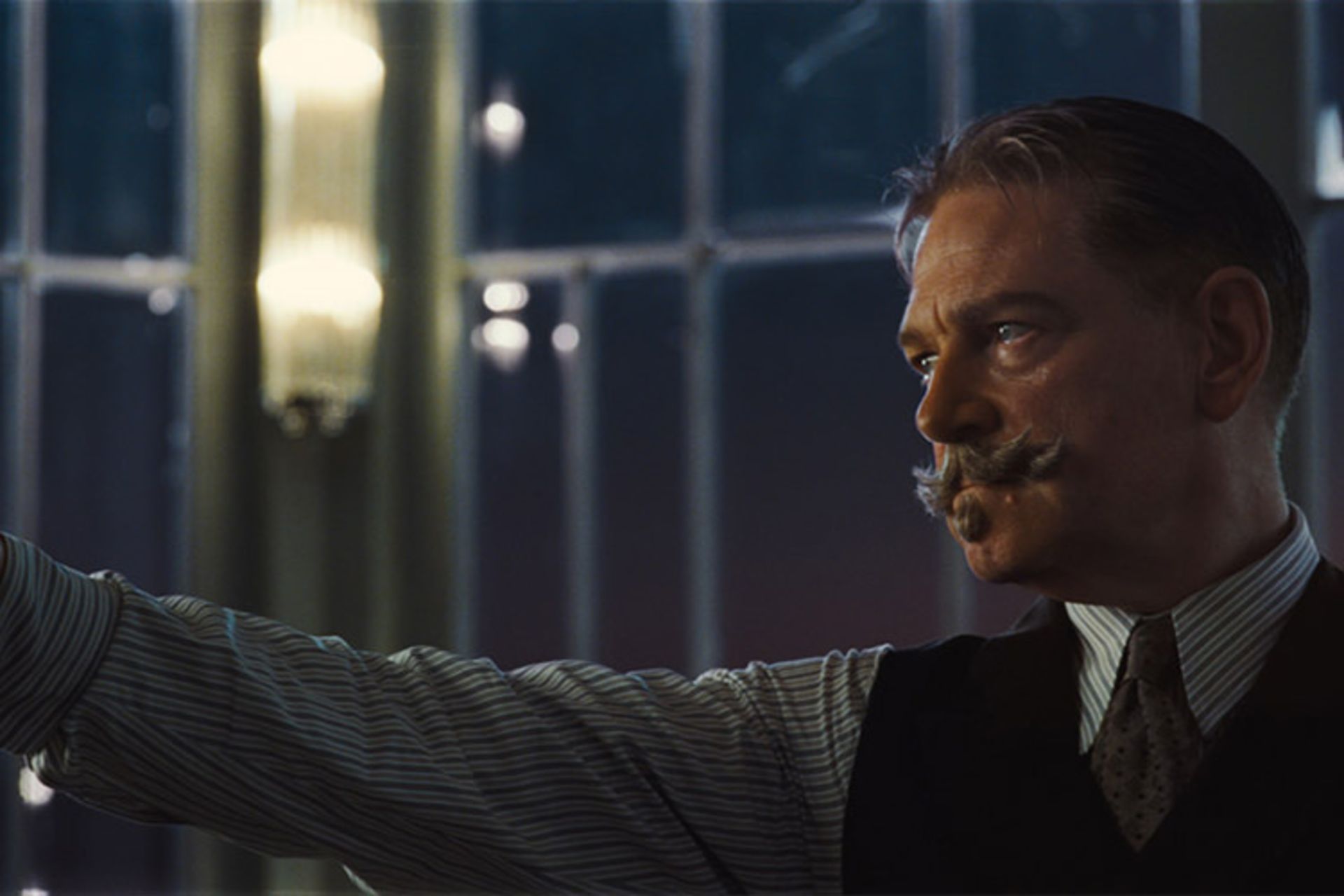 کنت برانا در نقش هرکول پوآرو در فیلم Death On the Nile