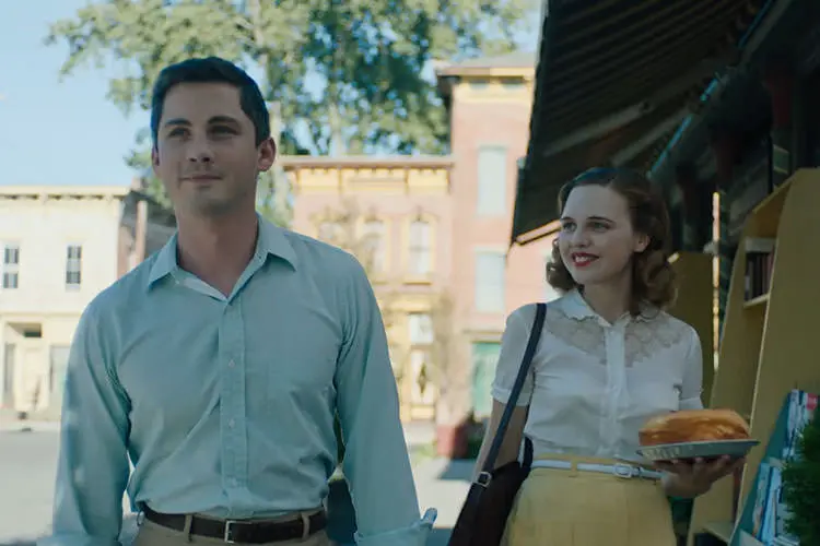لوگان لرمن و اودسا یانگ در حال قدم زدن در خیابان