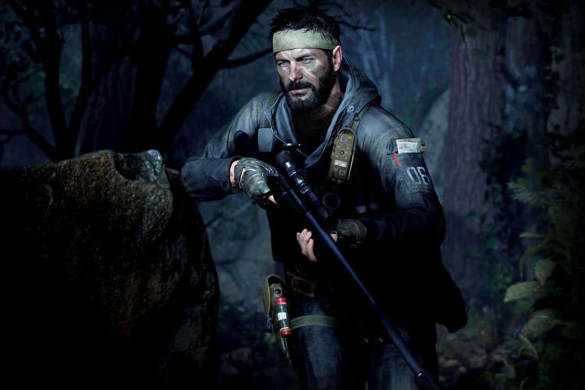 الکساندر وودز در حال شکار دشمنان در جنگل در COD Black Ops Cold War