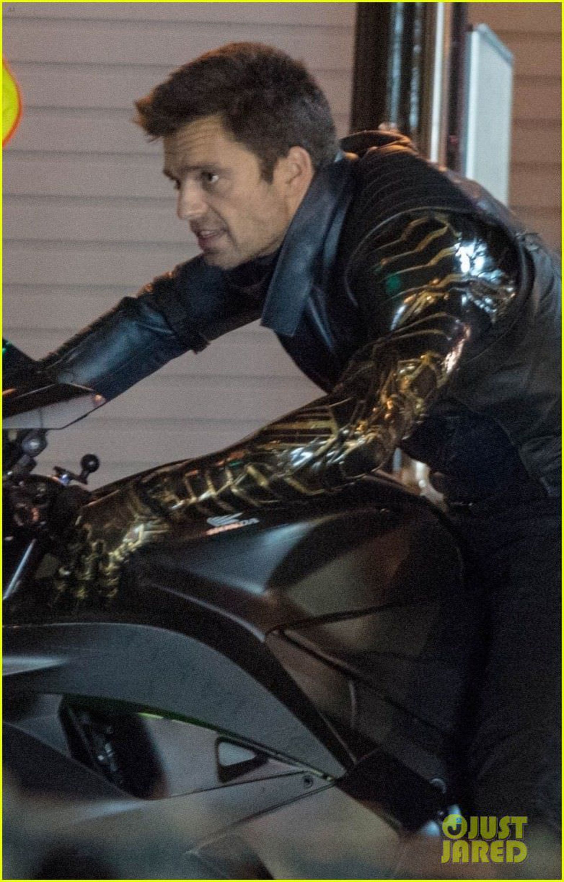 سباستین استن در حال موتورسواری در سریال The Falcon and The Winter Soldier