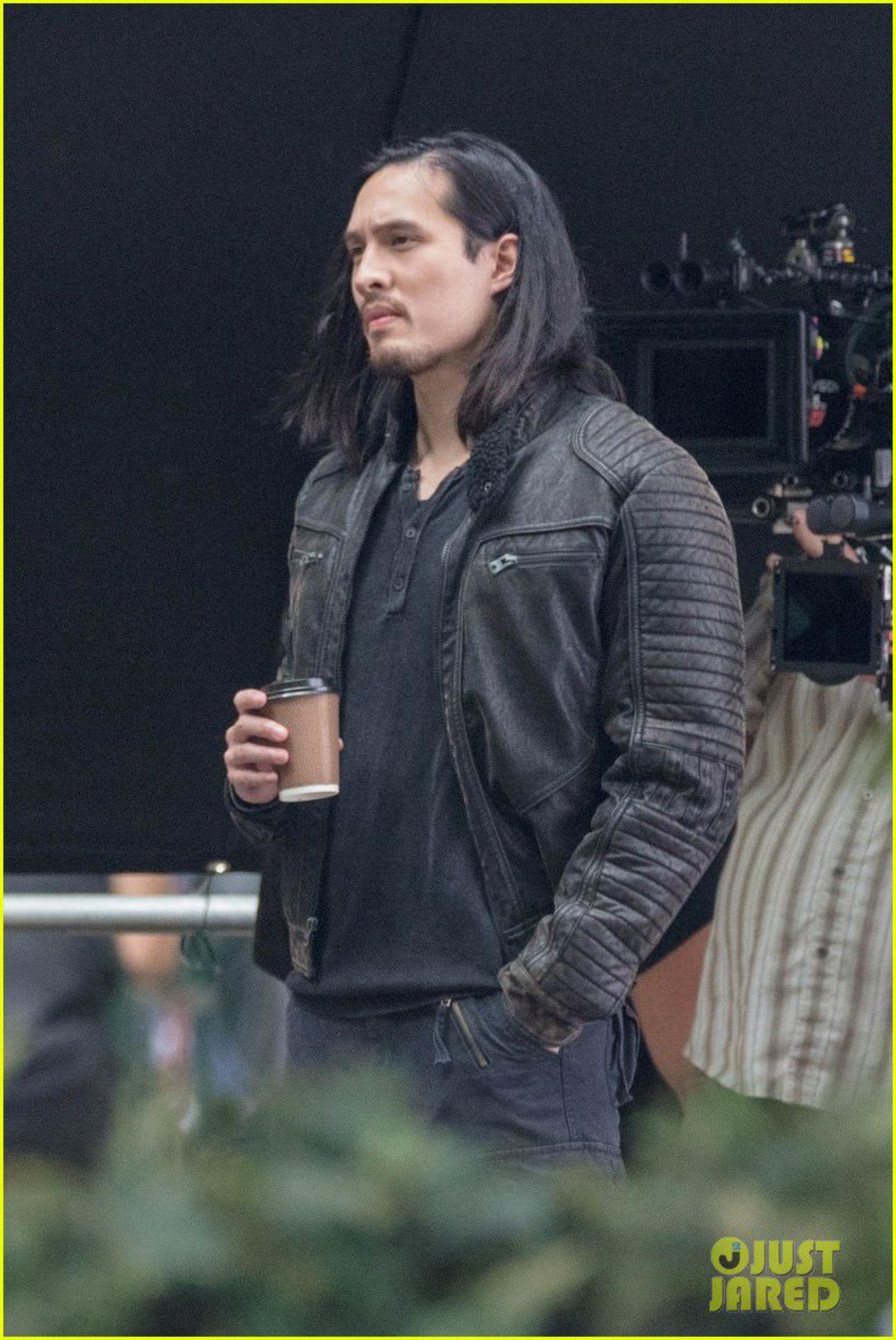 دزموند چیام با قهوه در دست در پشت صحنه سریال The Falcon and the Winter Soldier