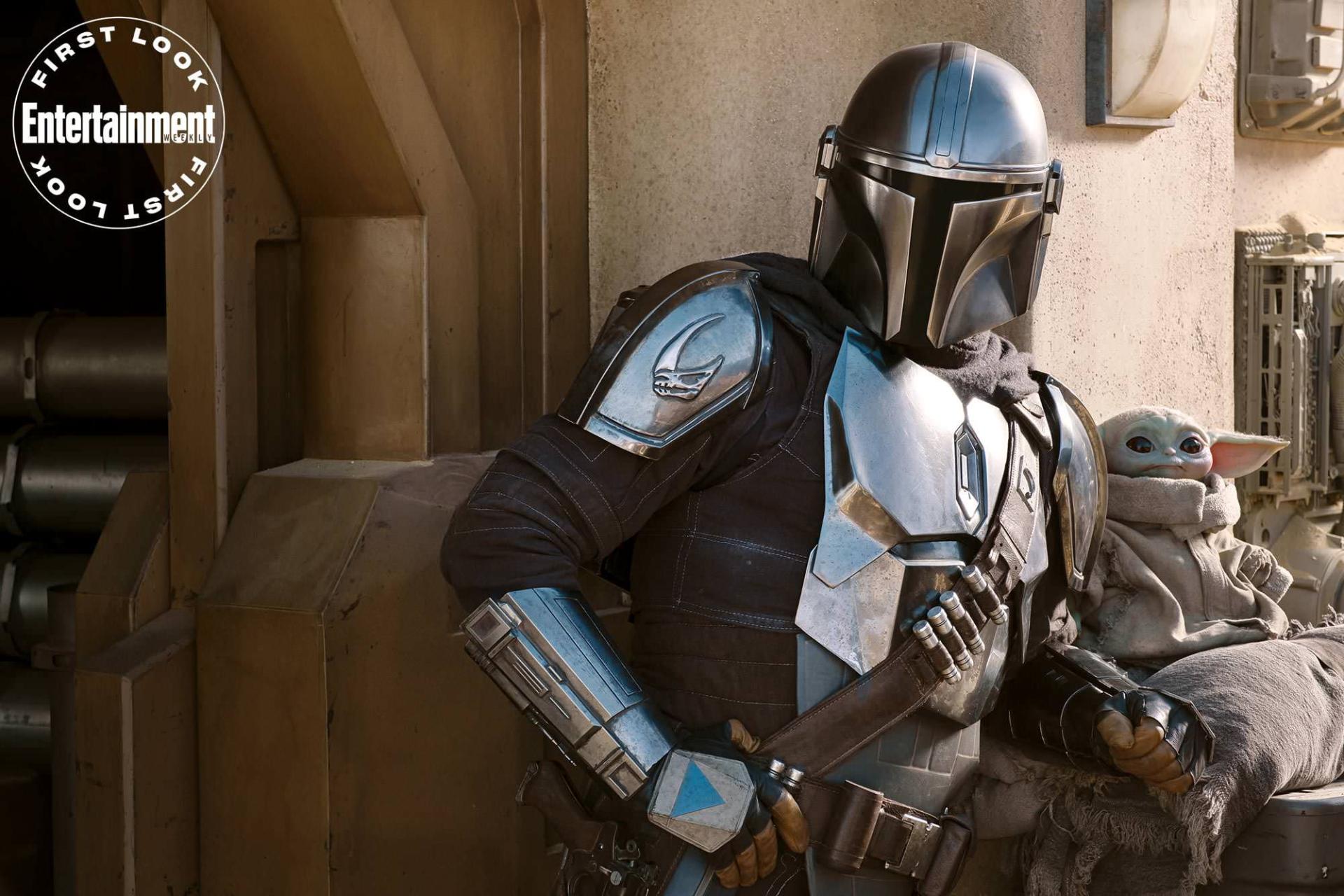 مندلورین و بیبی یودا تکیه داده به خانه در فصل دوم سریال The Mandalorian