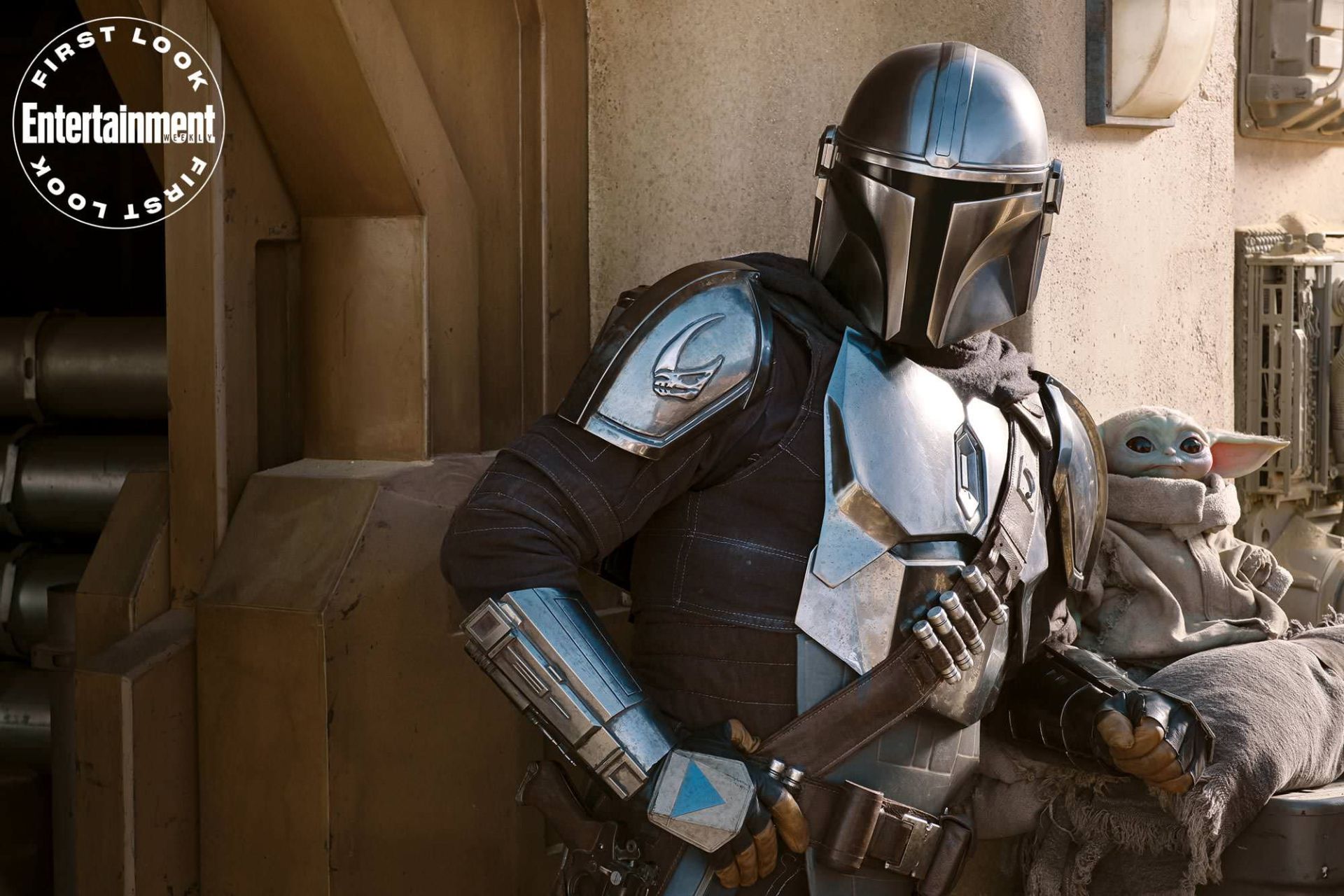 مندلورین و بیبی یودا تکیه داده به خانه در فصل دوم سریال The Mandalorian