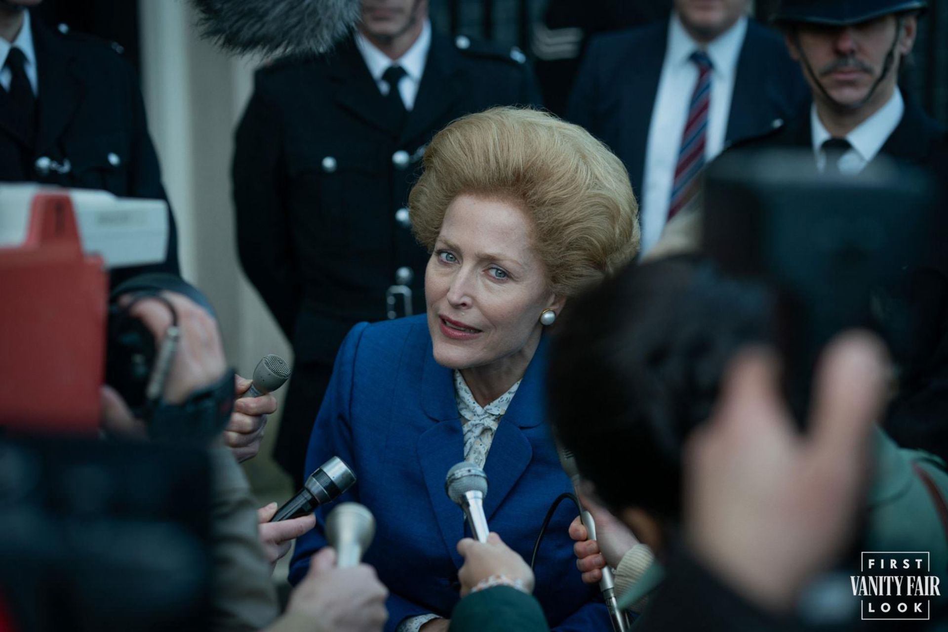 مارگارت تاچر در میان خبرنگاران در فصل چهارم سریال The Crown
