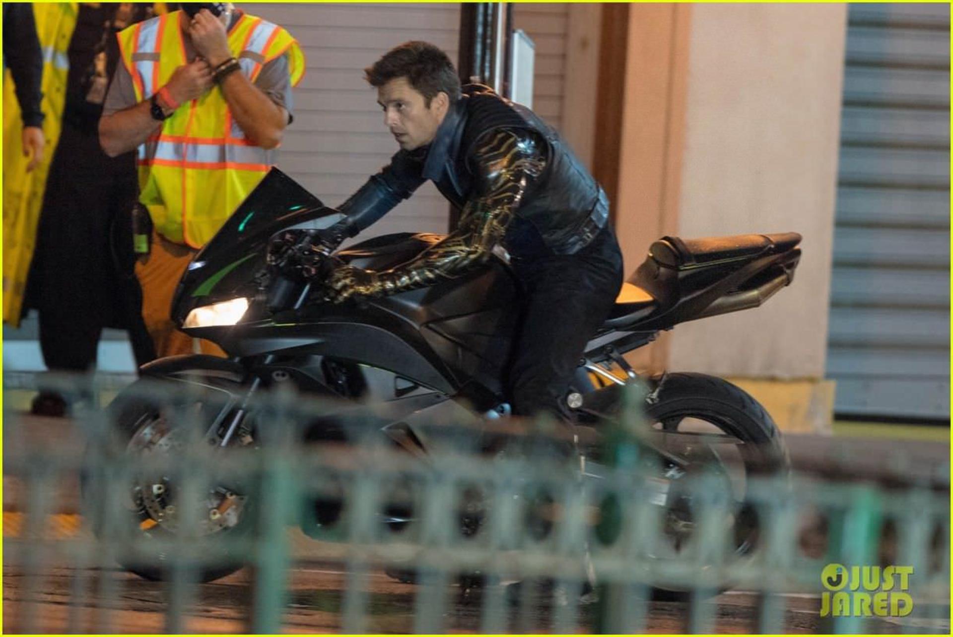وینتر سولجر در حال موتورسواری در سریال The Falcon and The Winter Soldier