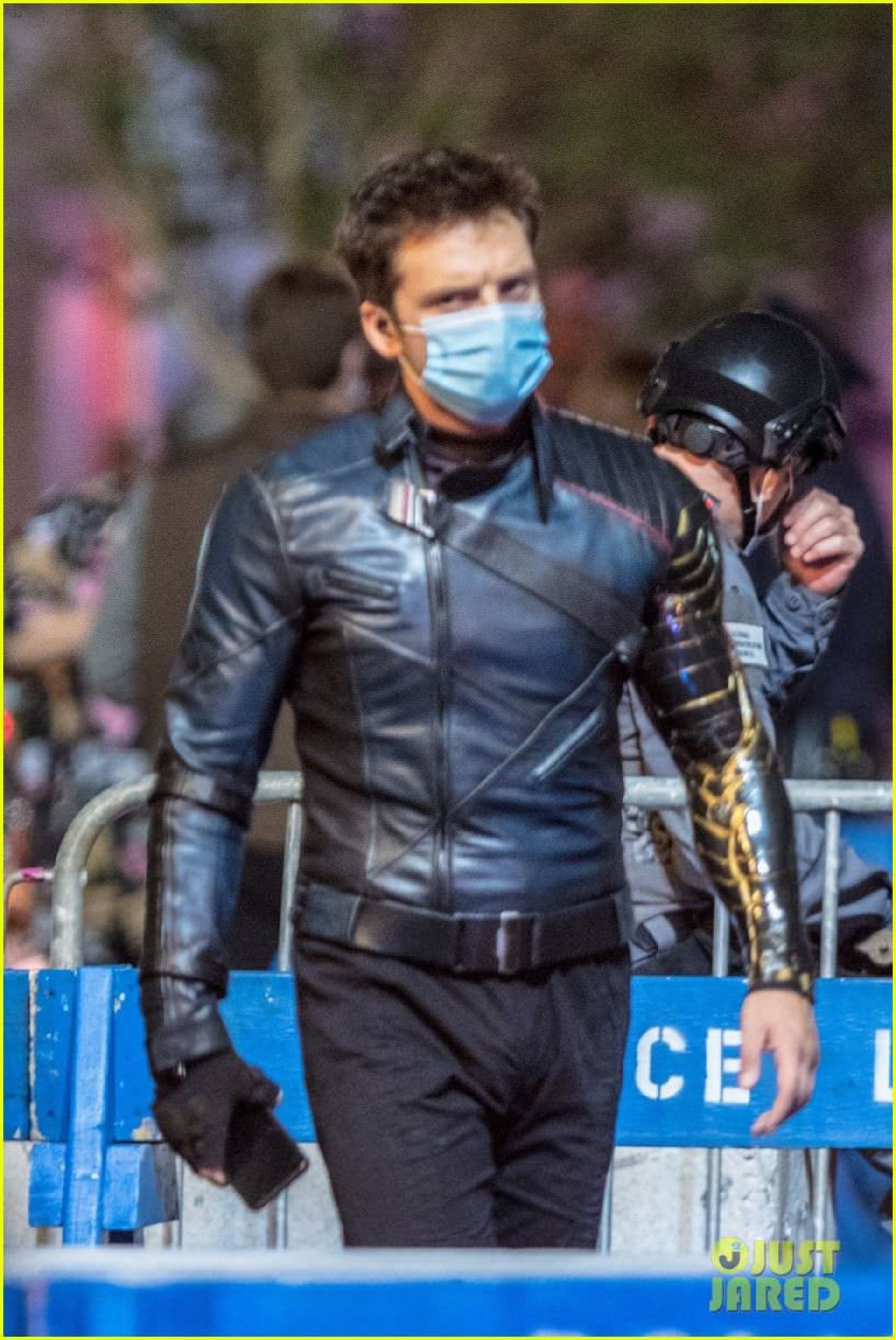 سباستین استن در حال قدم زدن با ماسک در پشت صحنه سریال The Falcon and The Winter Soldier