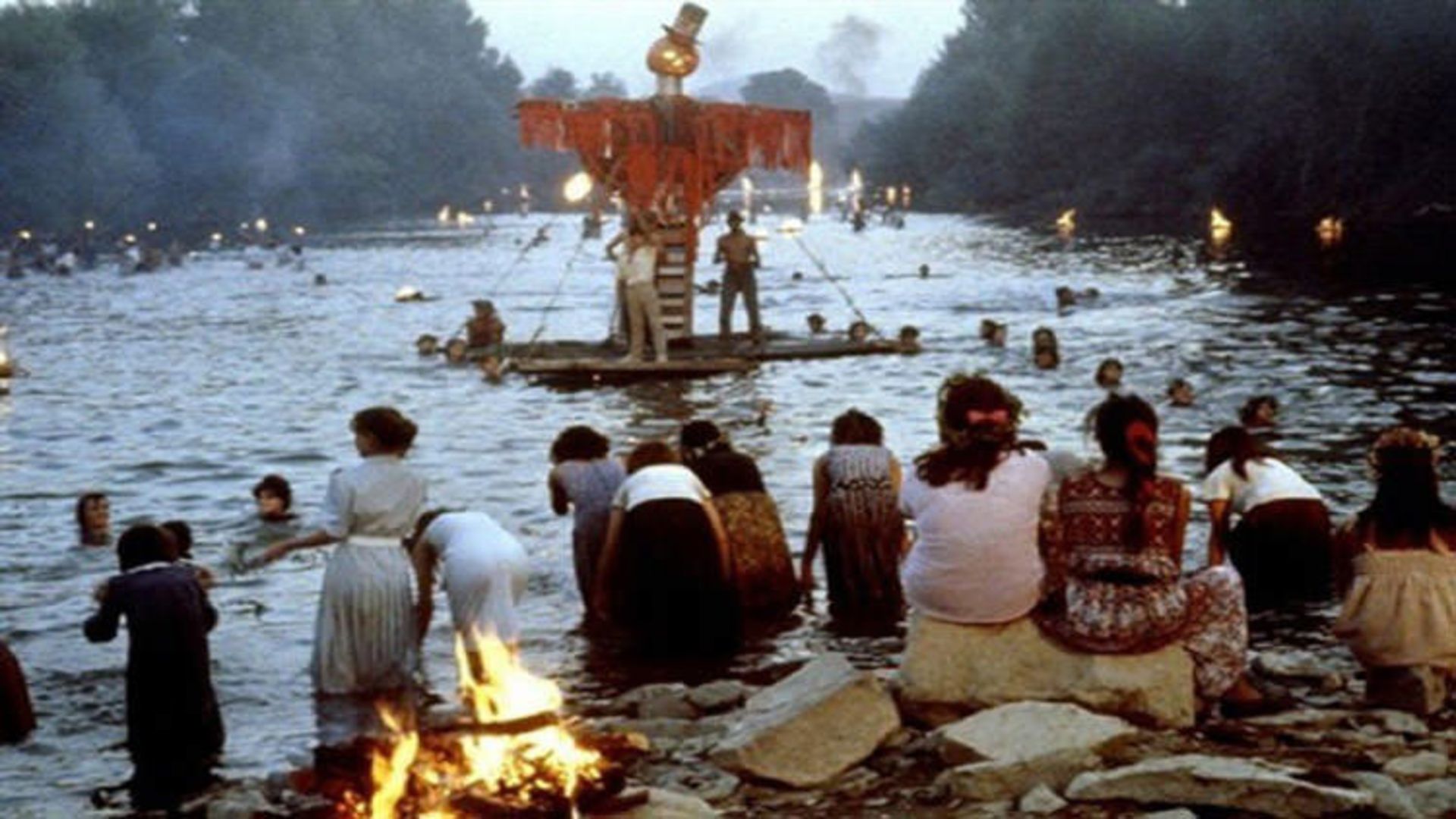 مردم در طبیعت و مشغول گوش دادن به موسیقی در فیلم Time of the Gypsies