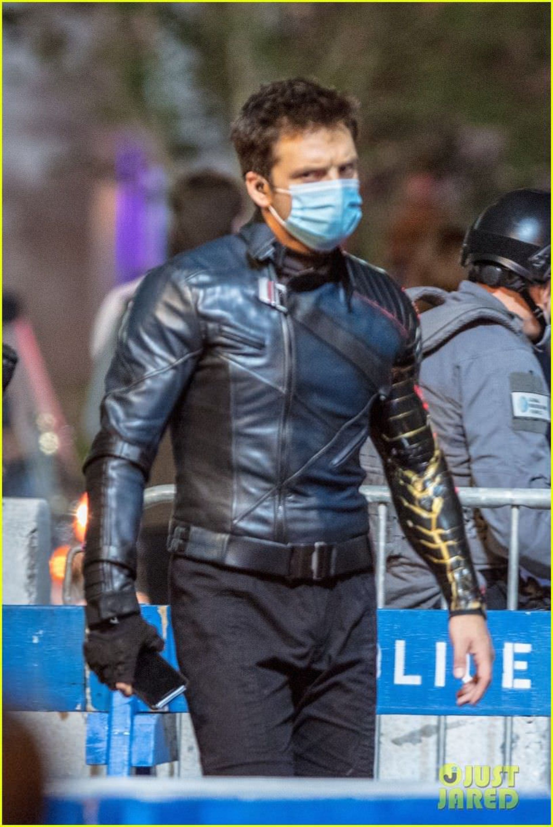 سباستین استن با ماسک در پشت صحنه سریال The Falcon and The Winter Soldier
