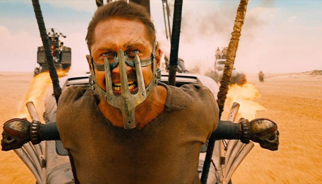 تام هاردی بازیگر شخصیت مکس در فیلم Mad Max: Fury Road با دهان و دست‌های بسته شده