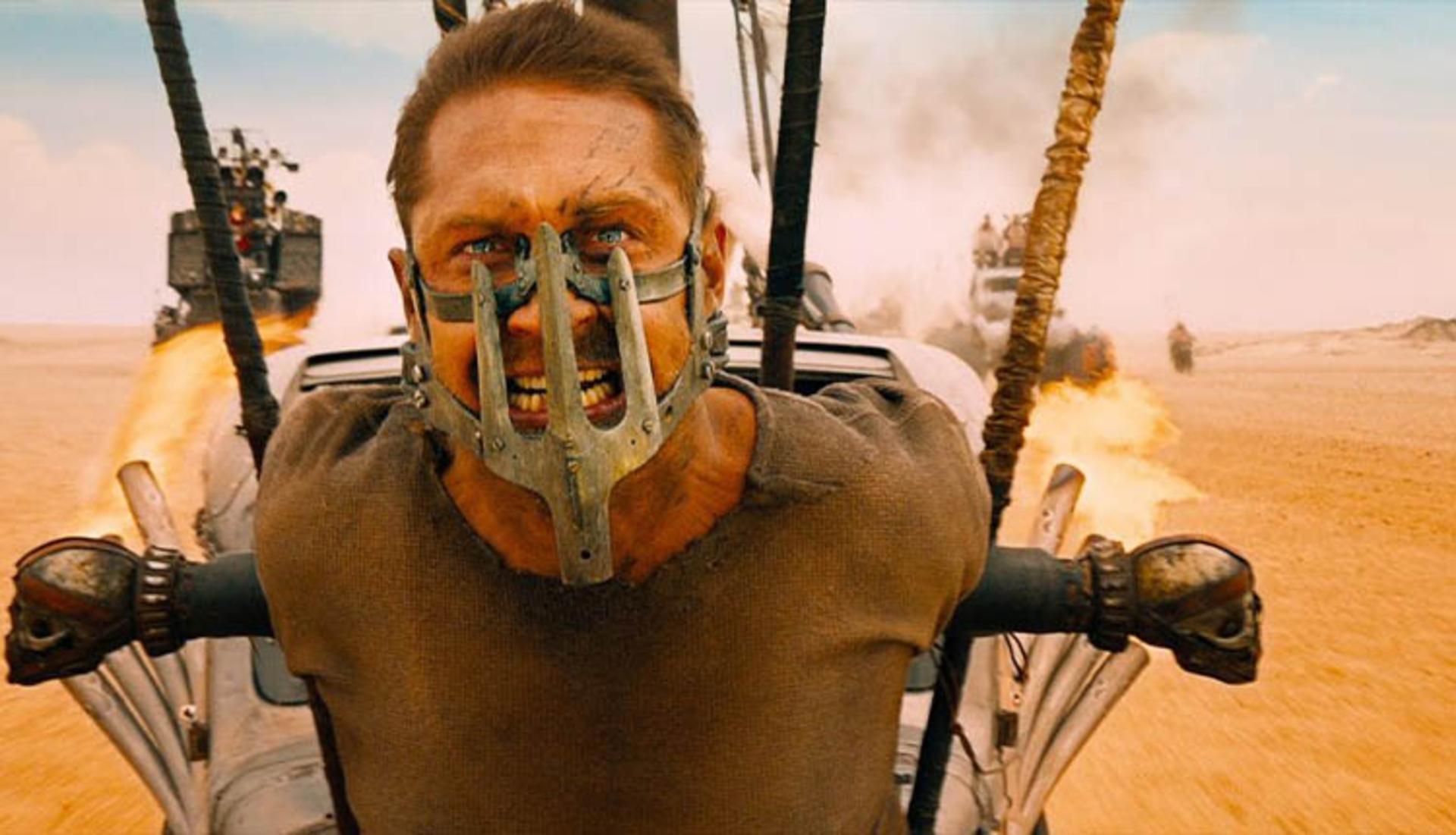 تام هاردی بازیگر شخصیت مکس در فیلم Mad Max: Fury Road با دهان و دست‌های بسته شده