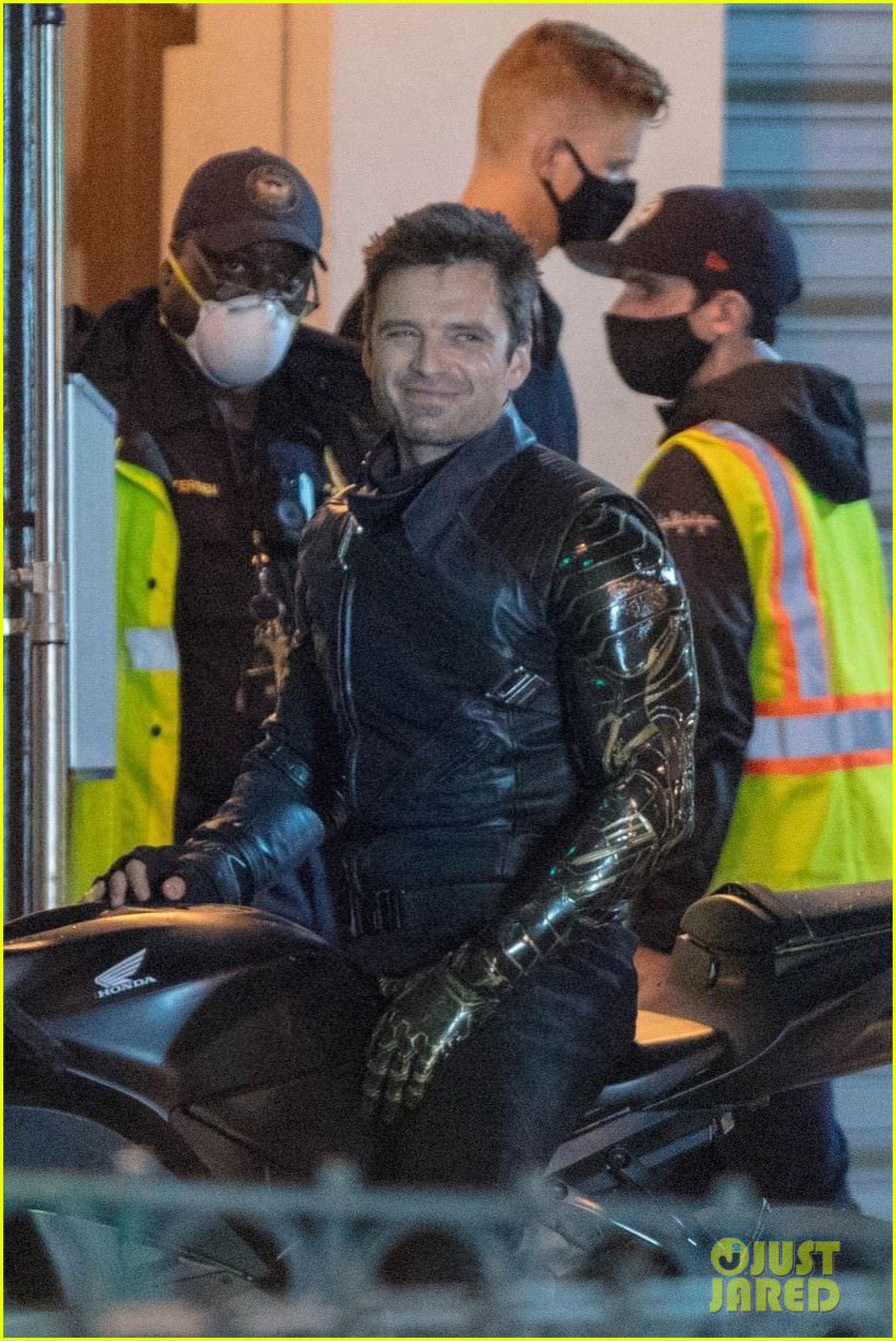 سباستین استن نشسته روی موتور در سریال The Falcon and The Winter Soldier