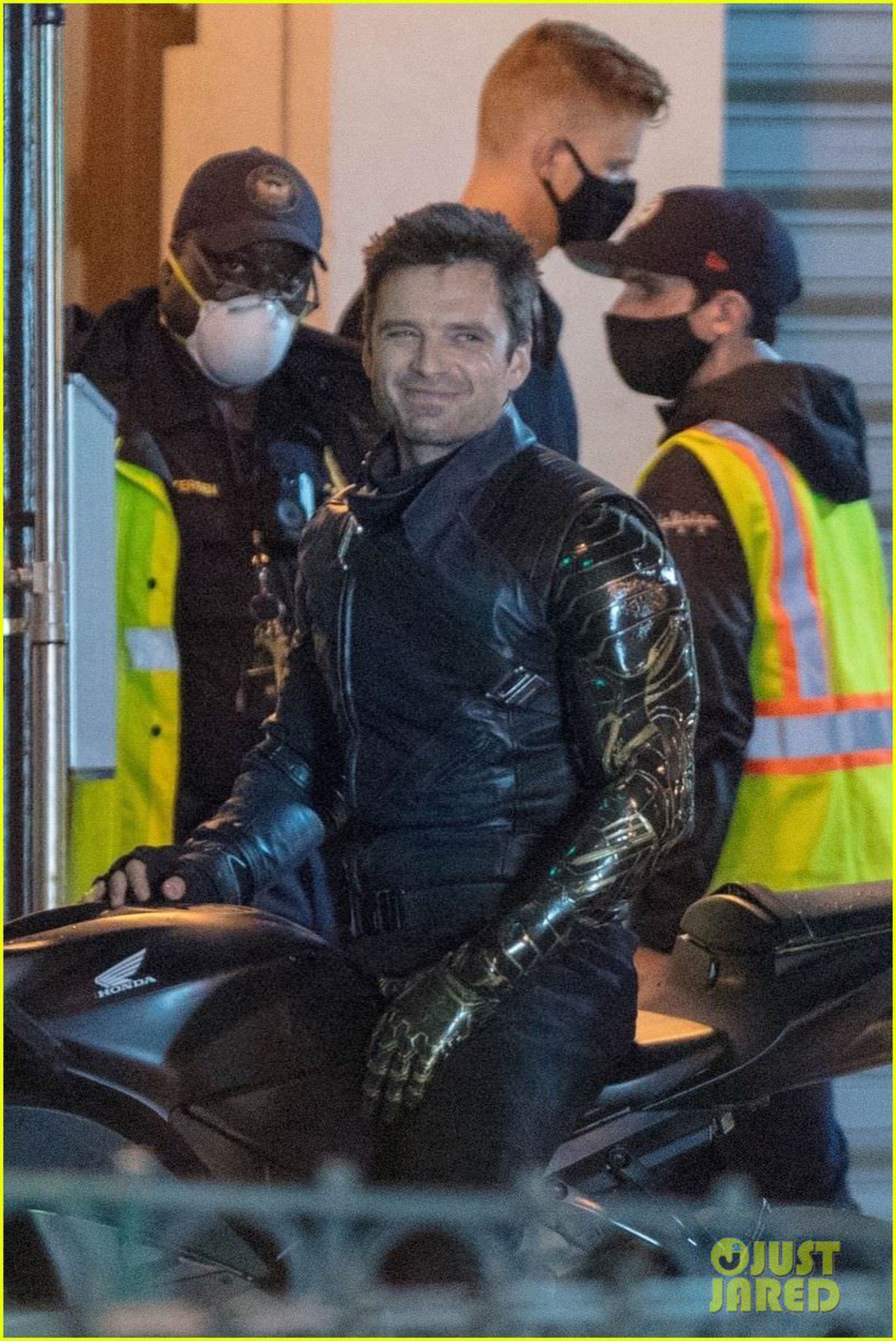 سباستین استن نشسته روی موتور در سریال The Falcon and The Winter Soldier