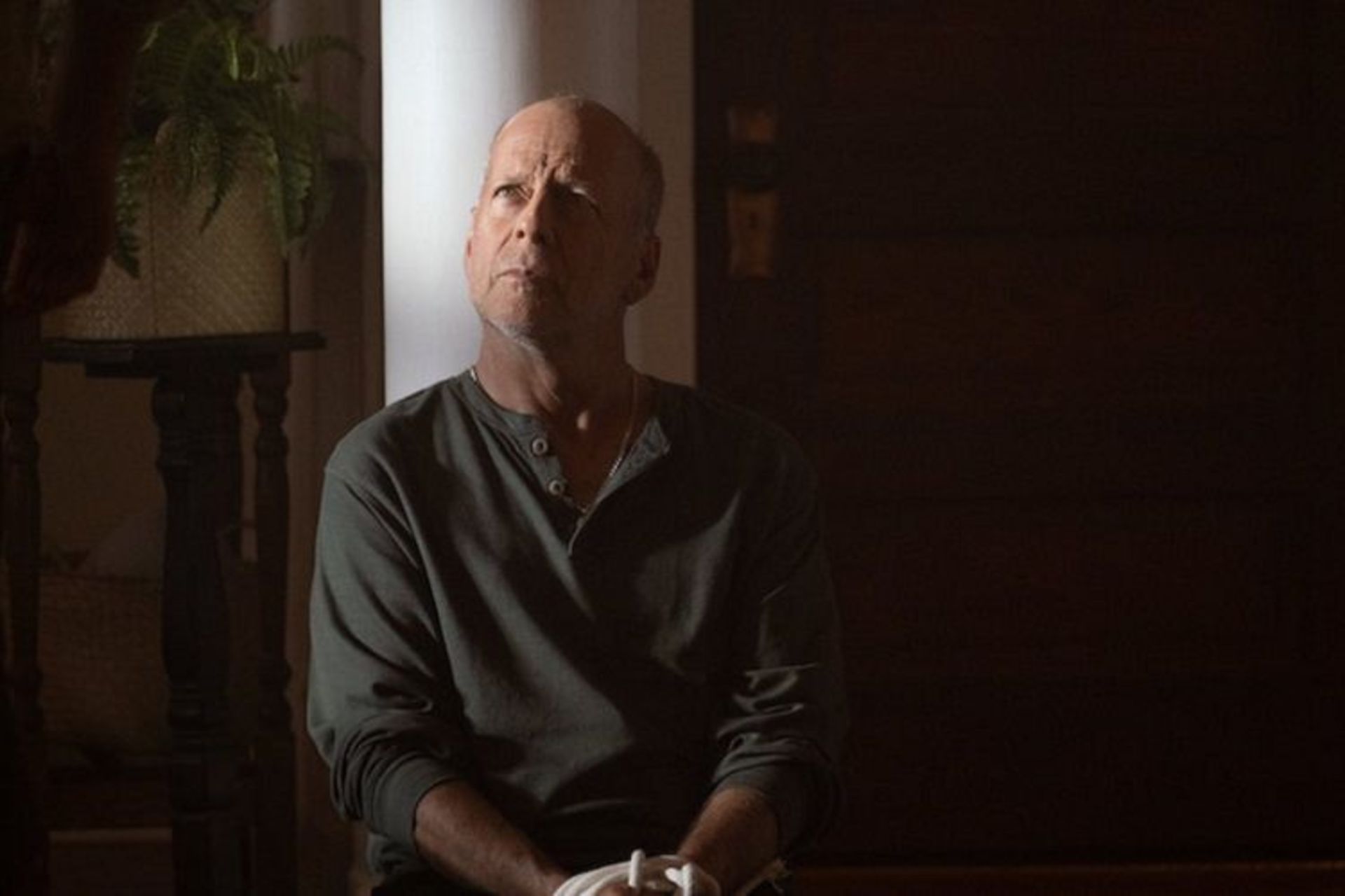 بروس ویلیس در فیلم شب را زنده بمان