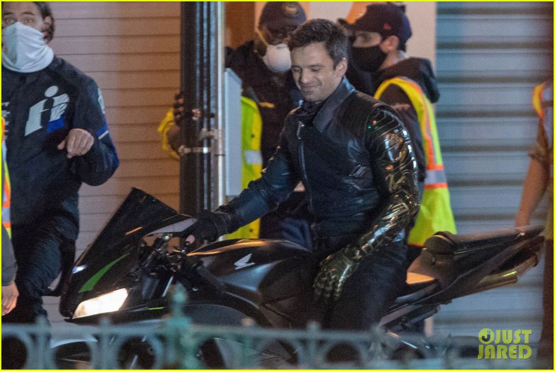 سباستین استن سوار موتور و در حال استراحت در پشت صحنه سریال The Falcon and The Winter Soldier