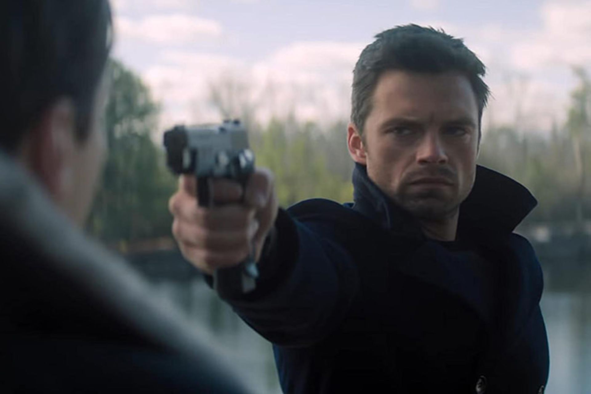سباستین استن با سلاح به سمت بارون زیمو نشانه گرفته در سریال The Falcon and the Winter Soldier 