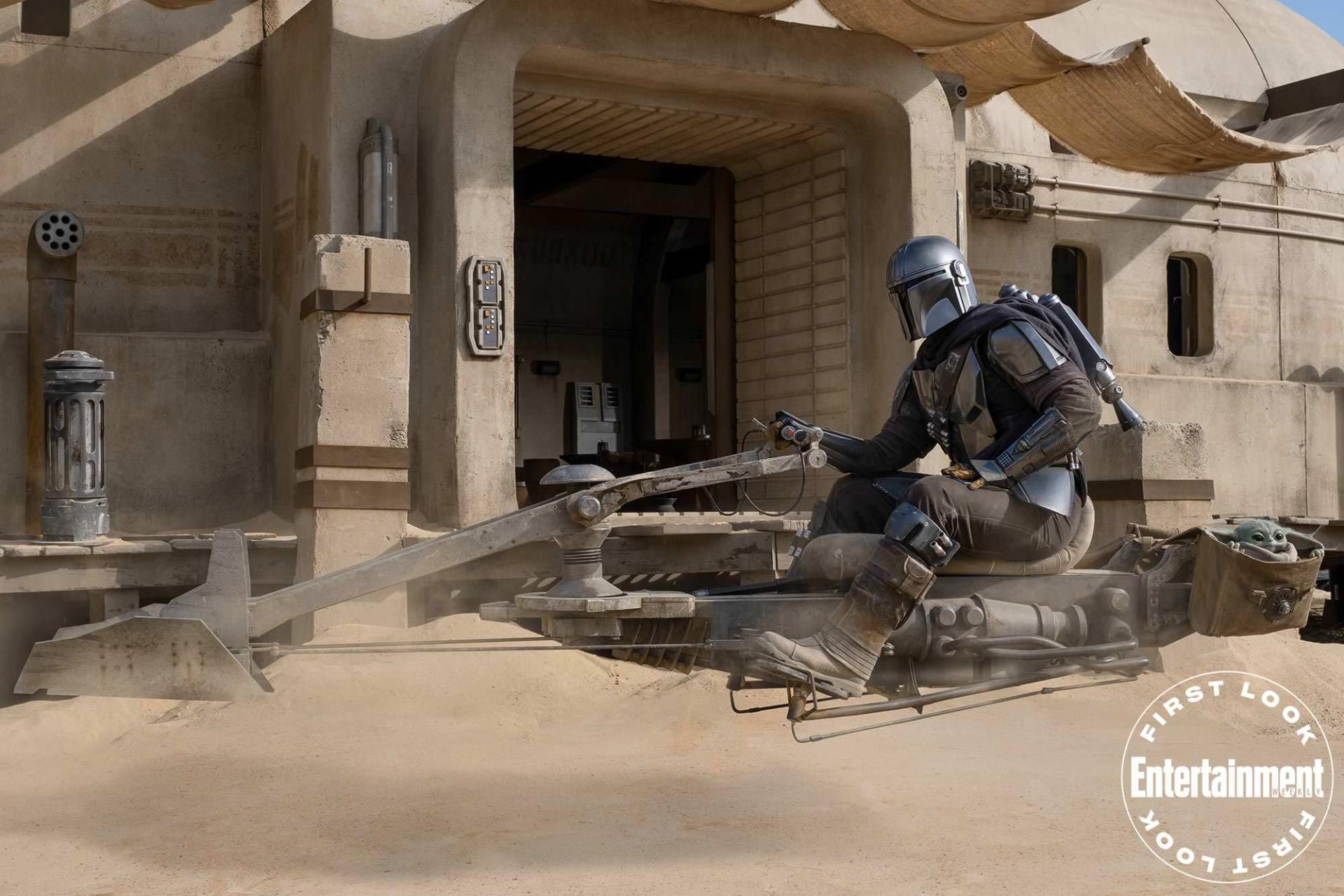 مندلورین و بیبی یودا روی موتور فضایی در فصل دوم سریال The Mandalorian