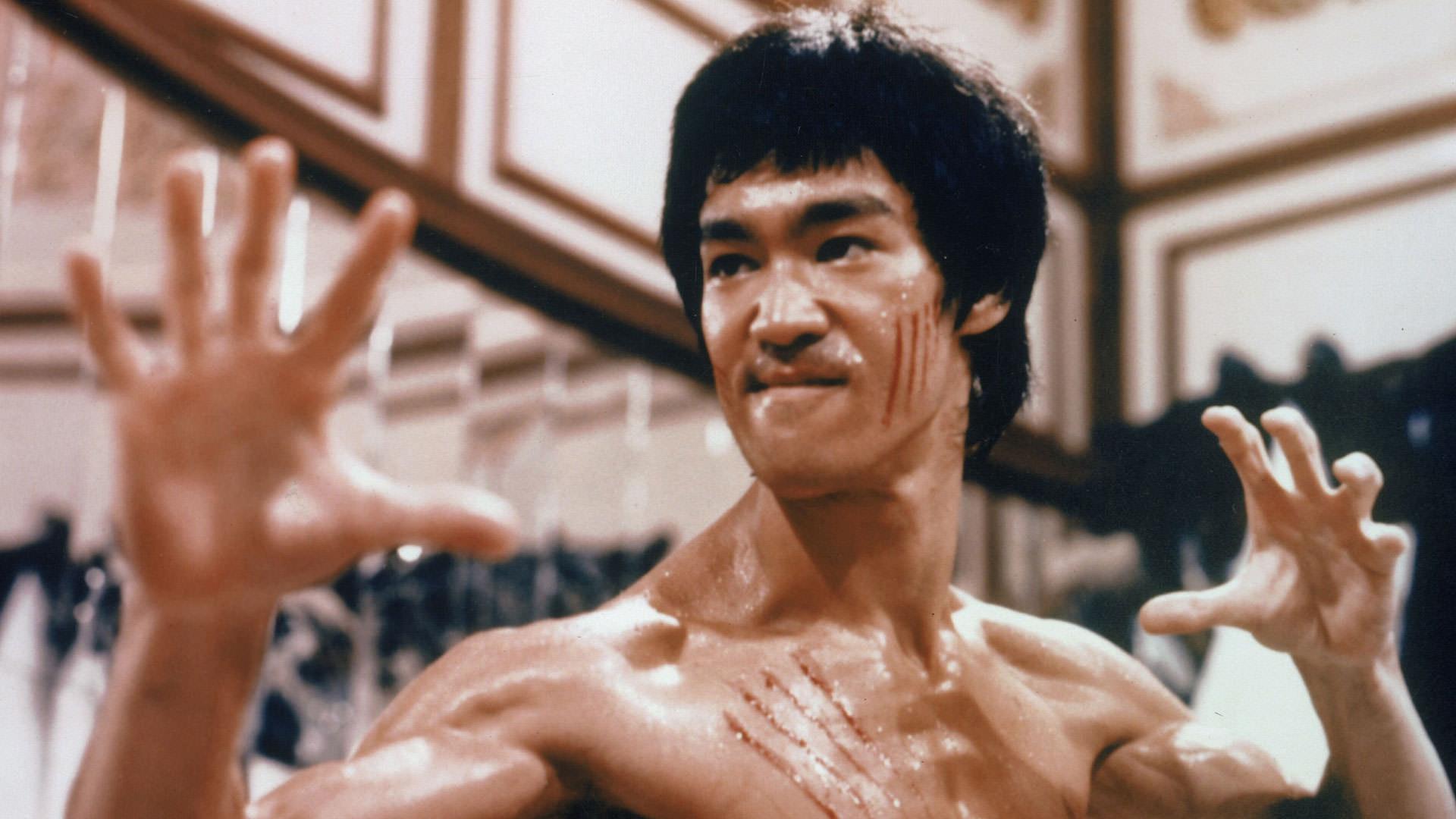 بروسلی برای مبارزه آماده می‌شود فیلم اژدها وارد می‌شود