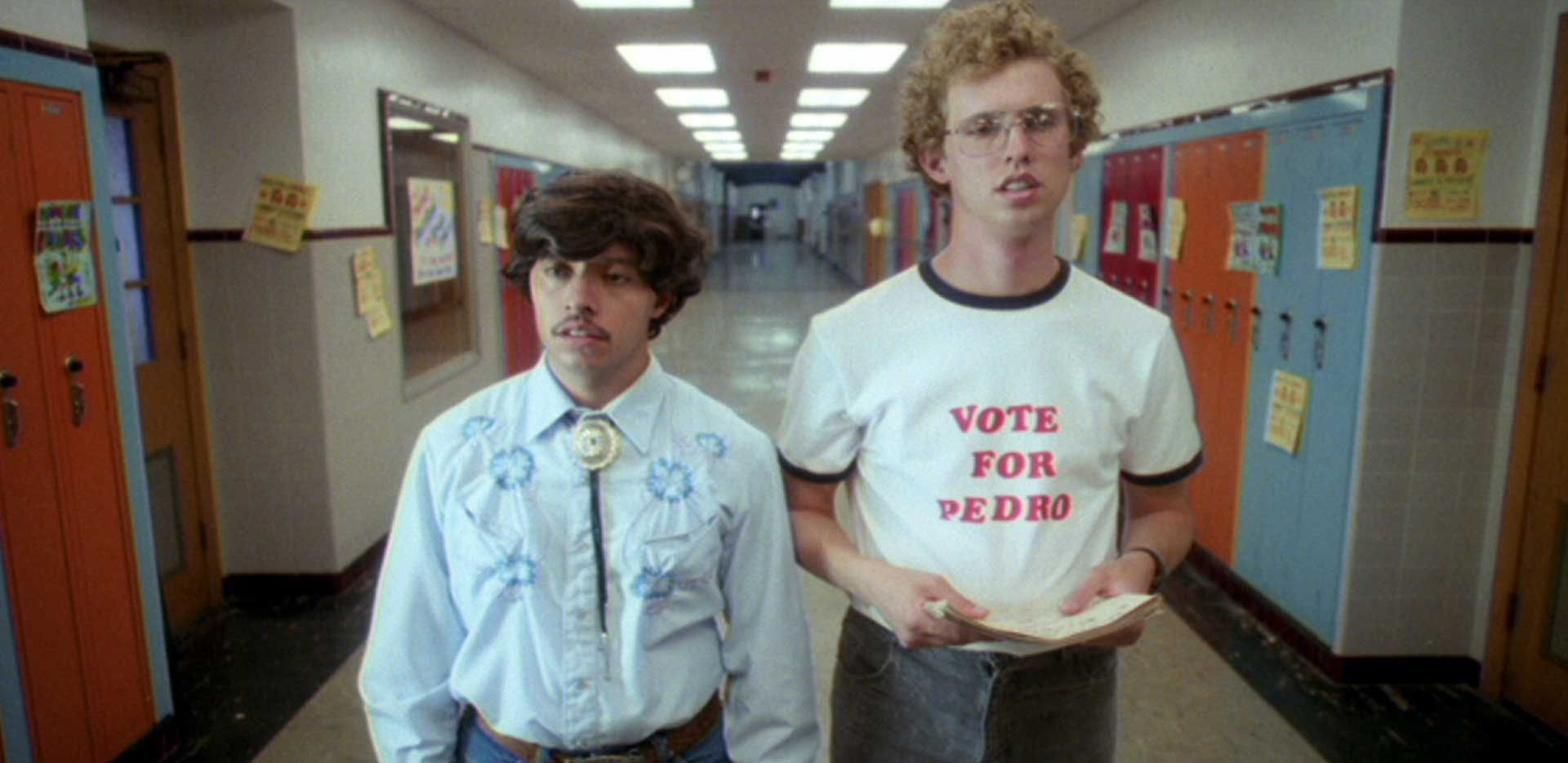 فیلم Napoleon Dynamite و گام زدن دو دانش آموز نوجوان در راهروی مدرسه و کنار کمدهای آبی و نارنجی