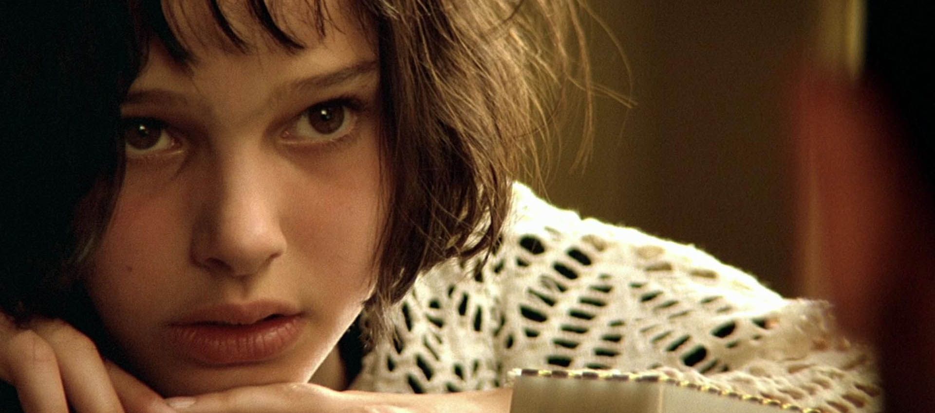 ناتالی پورتمن در فیلم leon: the professional در حال نگاه کردن به لئون