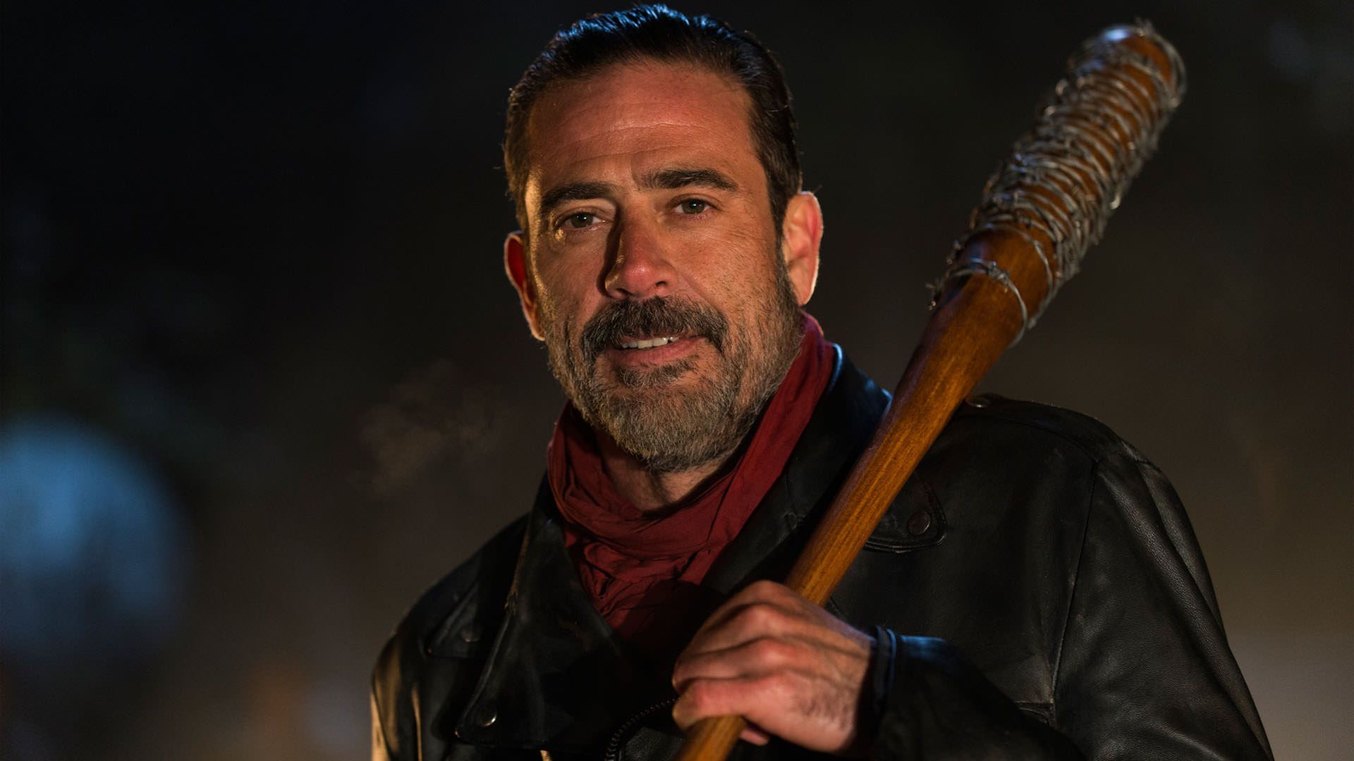 نیگان به همراه لوسیل با کت چرم در سریال The Walking Dead