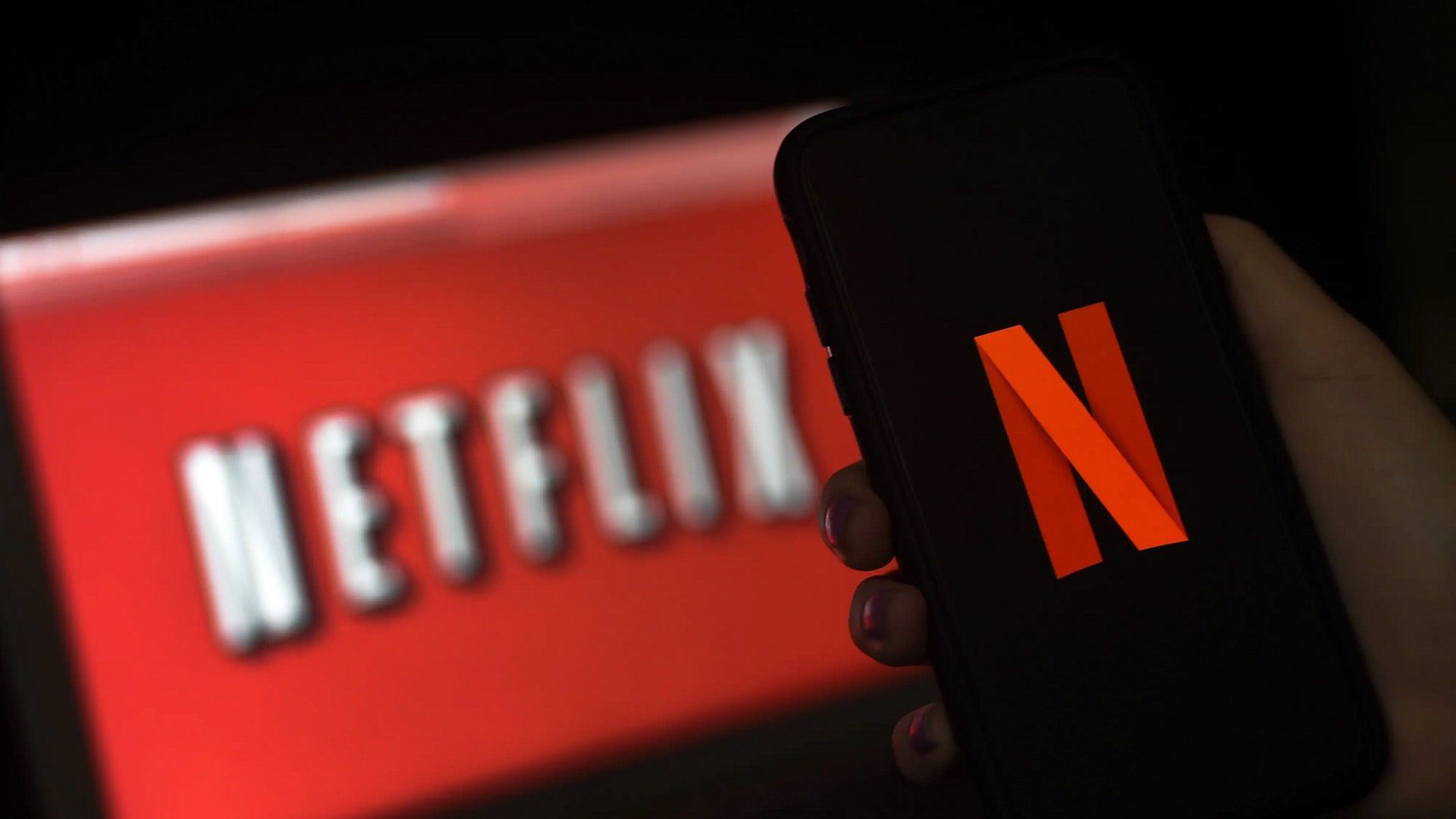 لوگوی Netflix روی موبایل با رنگ قرمز